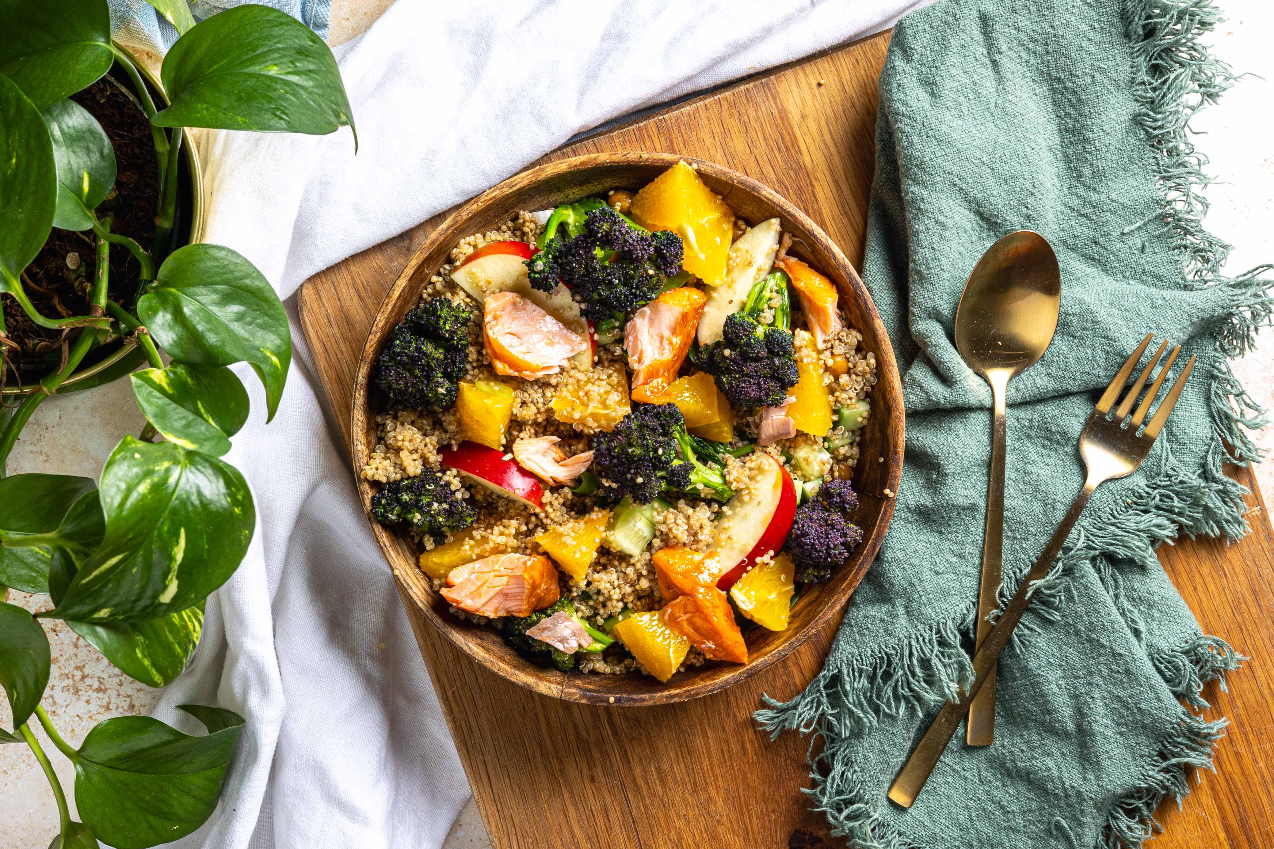 Kleurrijke quinoa salade met paarse bimi