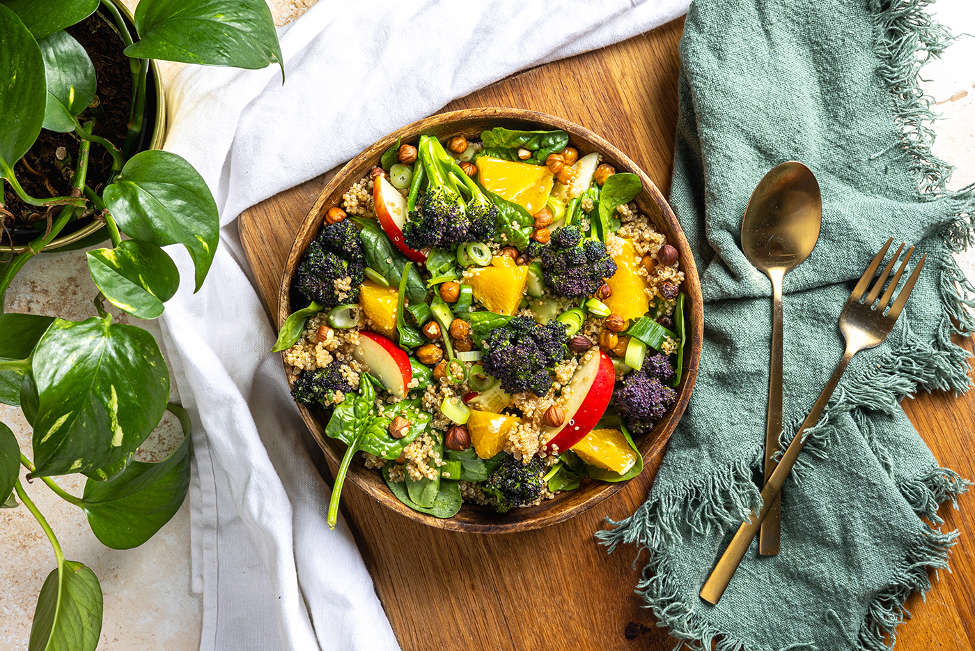 Kleurrijke quinoa salade met paarse bimi