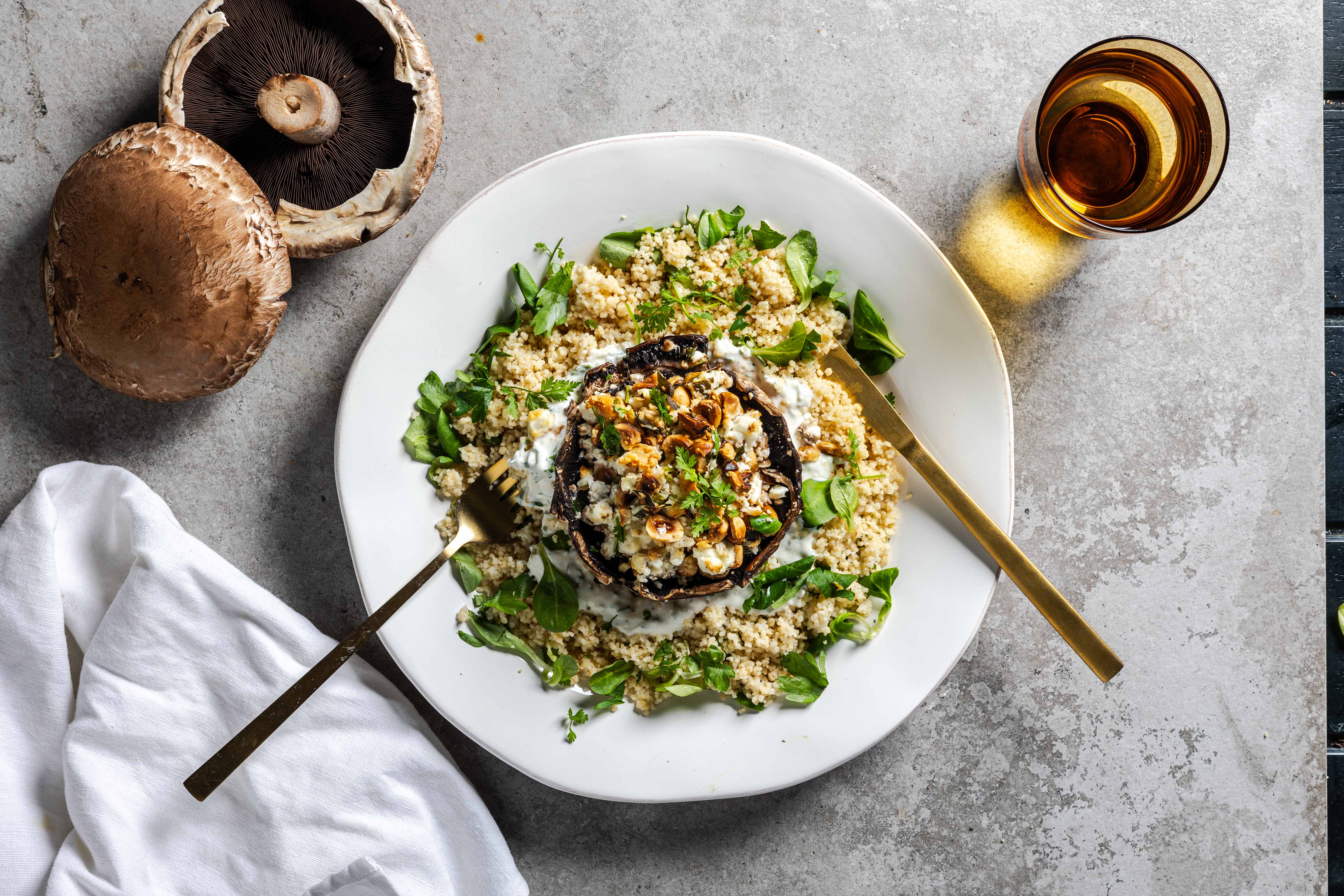 Met feta en hazelnoten gevulde portobello