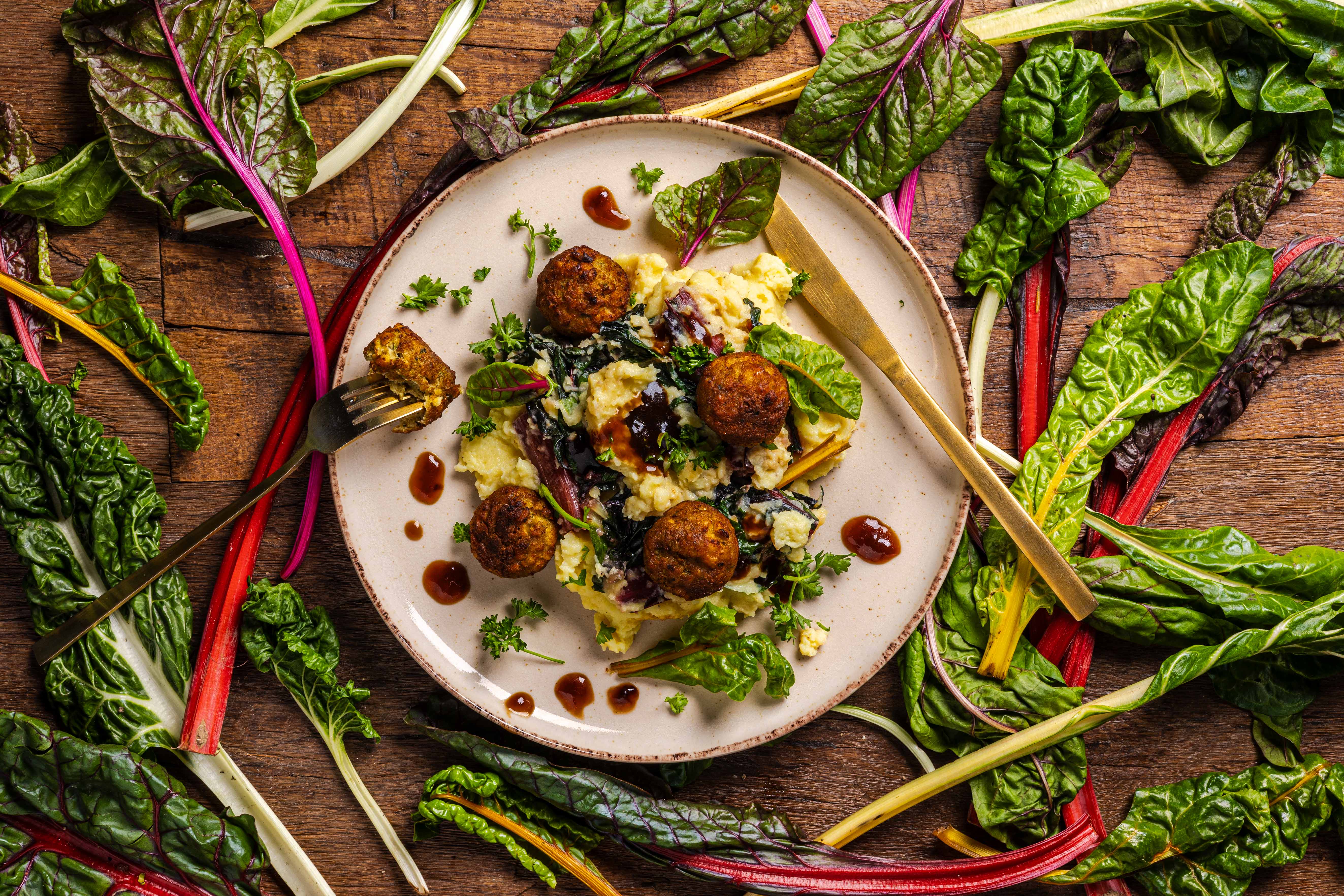 Kleurrijke snijbietstamp met falafel