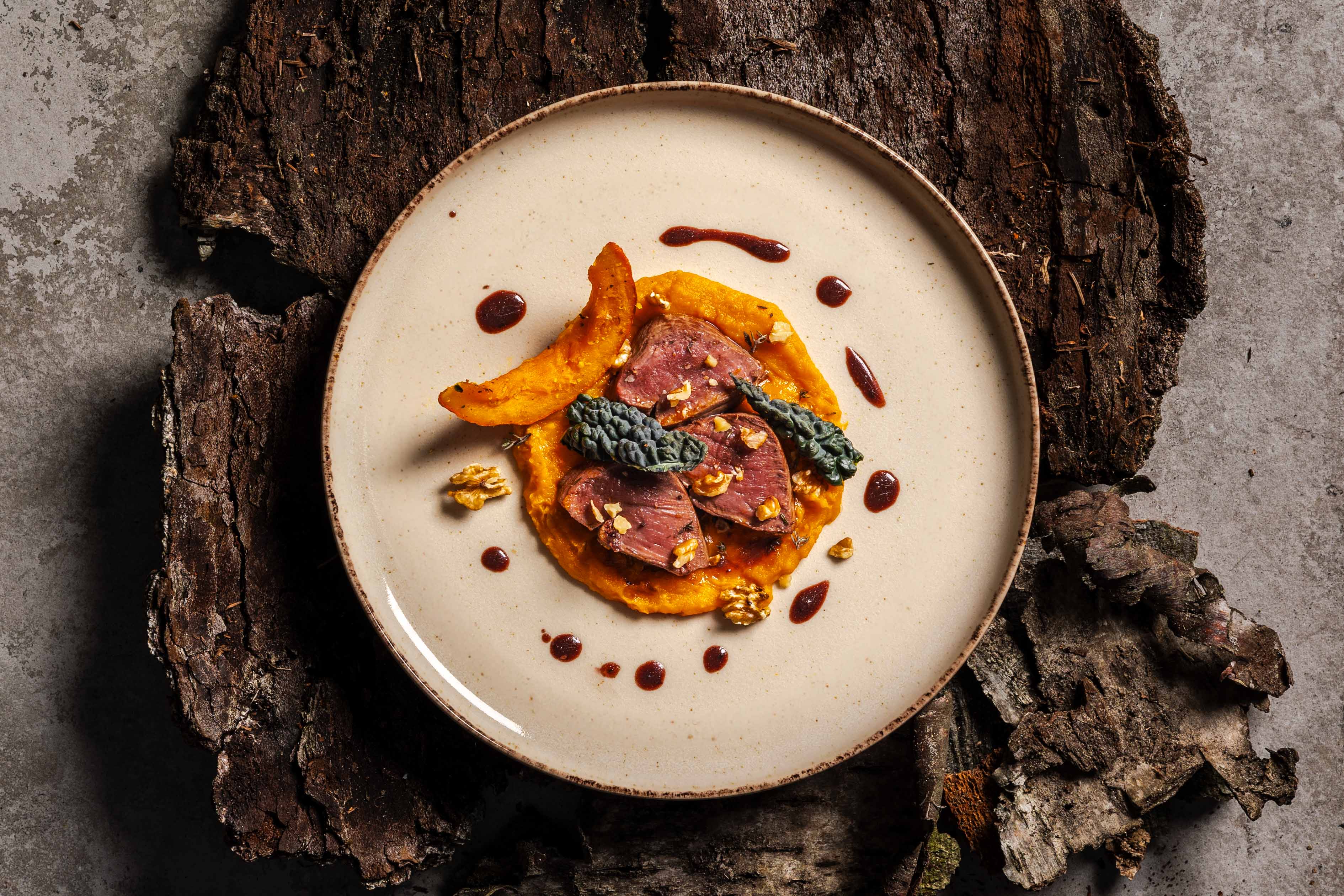 Hertenbiefstuk met krokante cavolo nero, zwarte bessenjus
