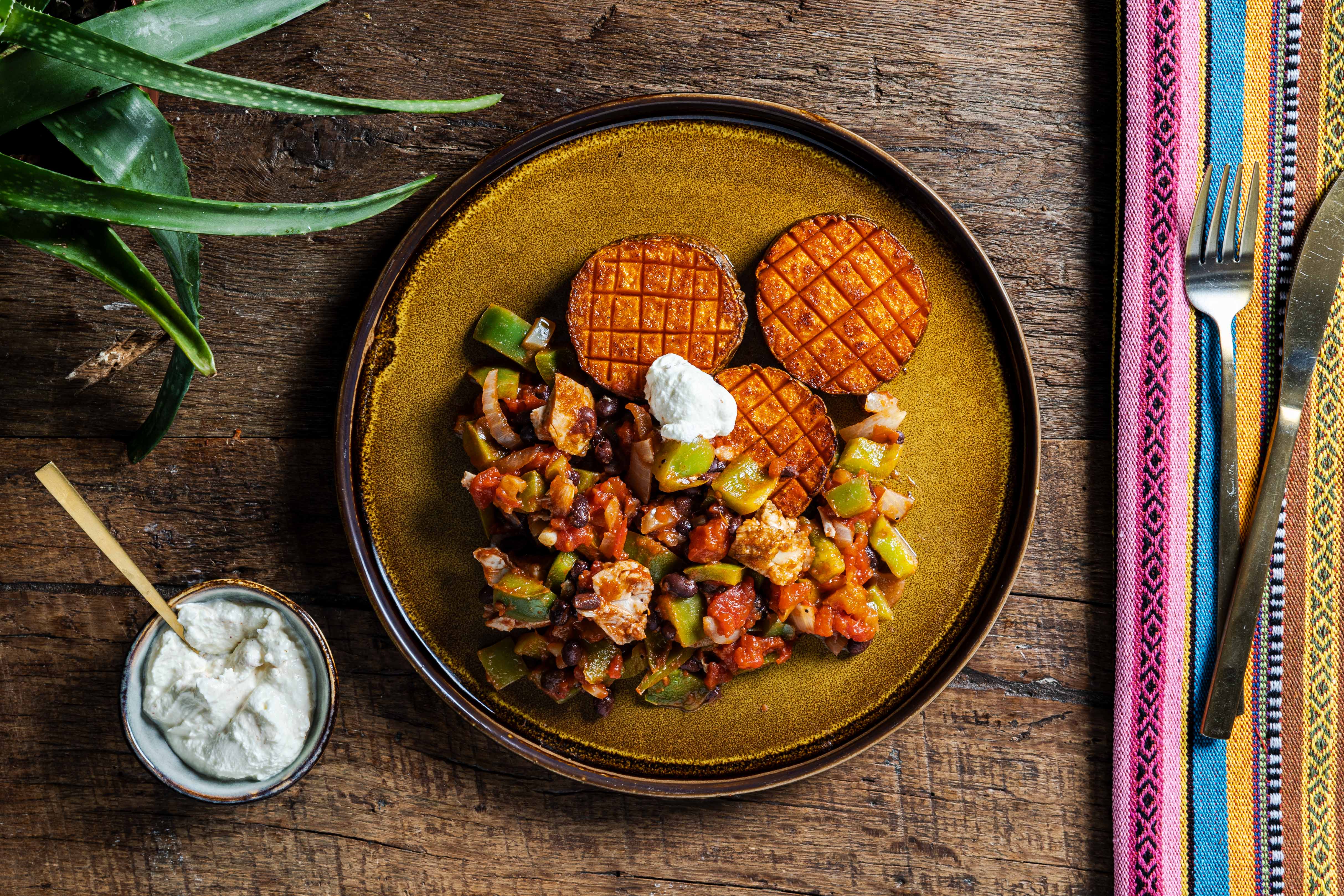 Zwartebonenstoof met kip en TexMex zoete aardappel