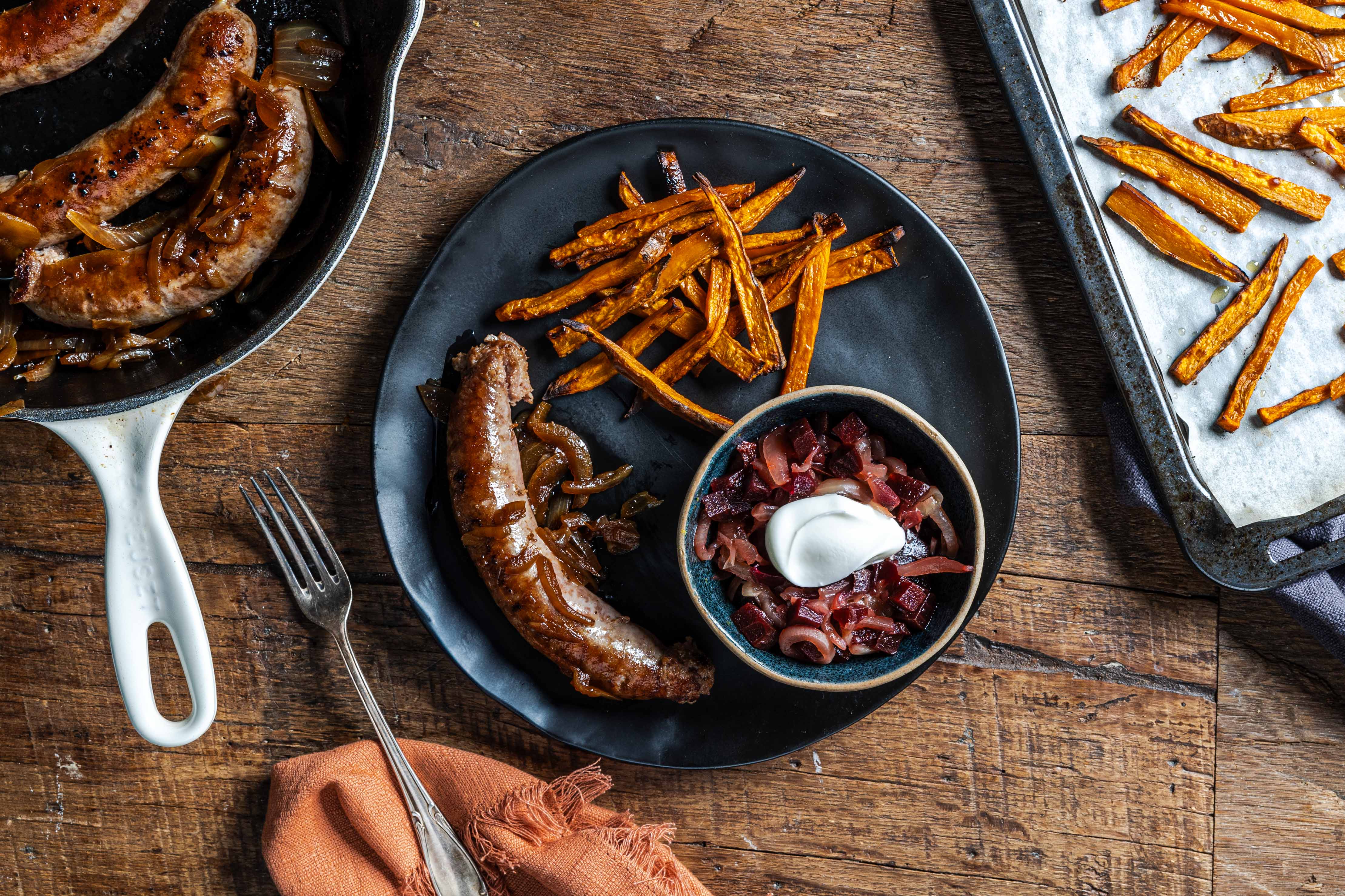 Kalkoensaucijs met uienchutney, zoete aardappelfriet