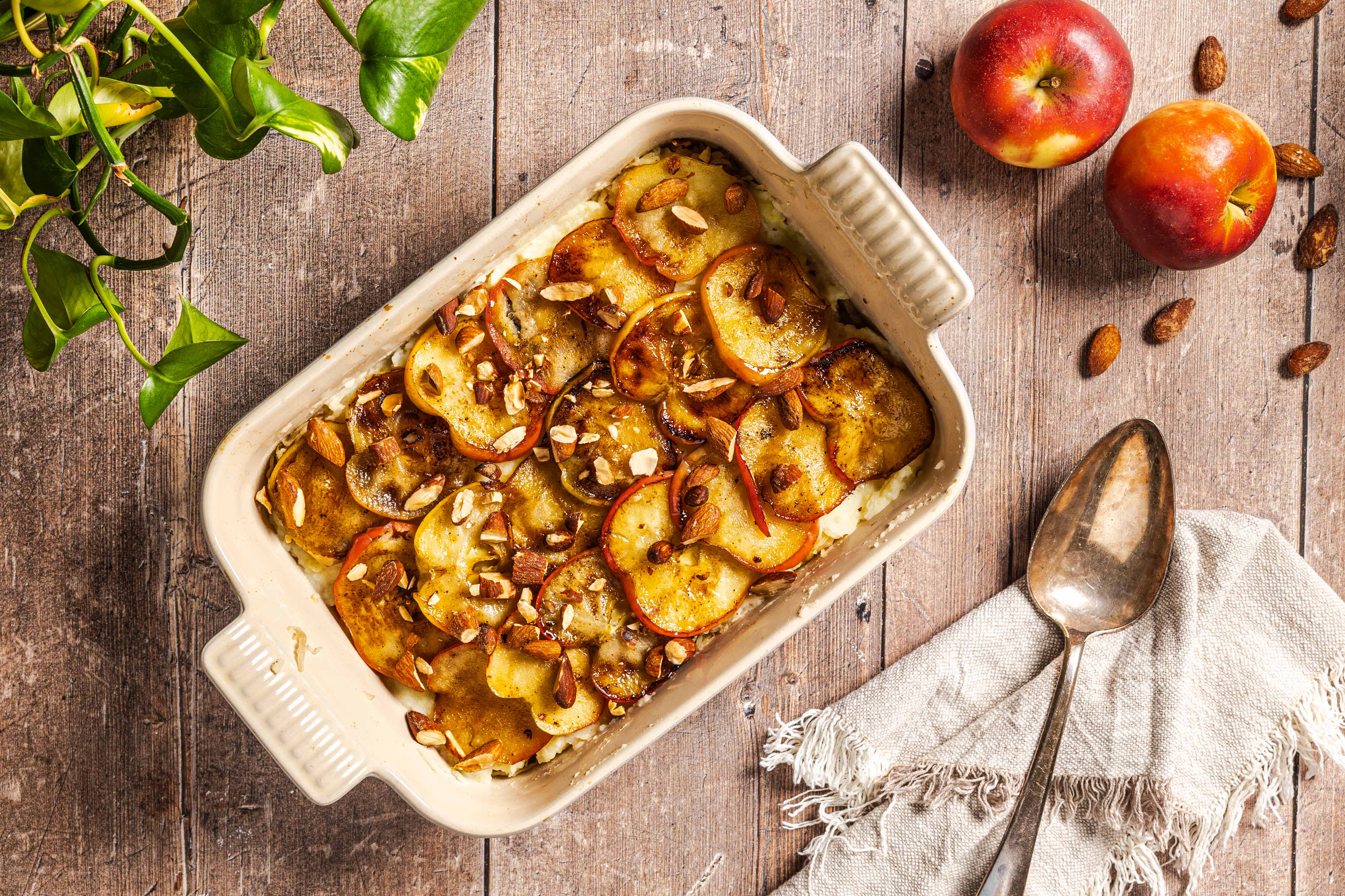 Zuurkoolschotel met aardappelpuree, gerookte amandelen