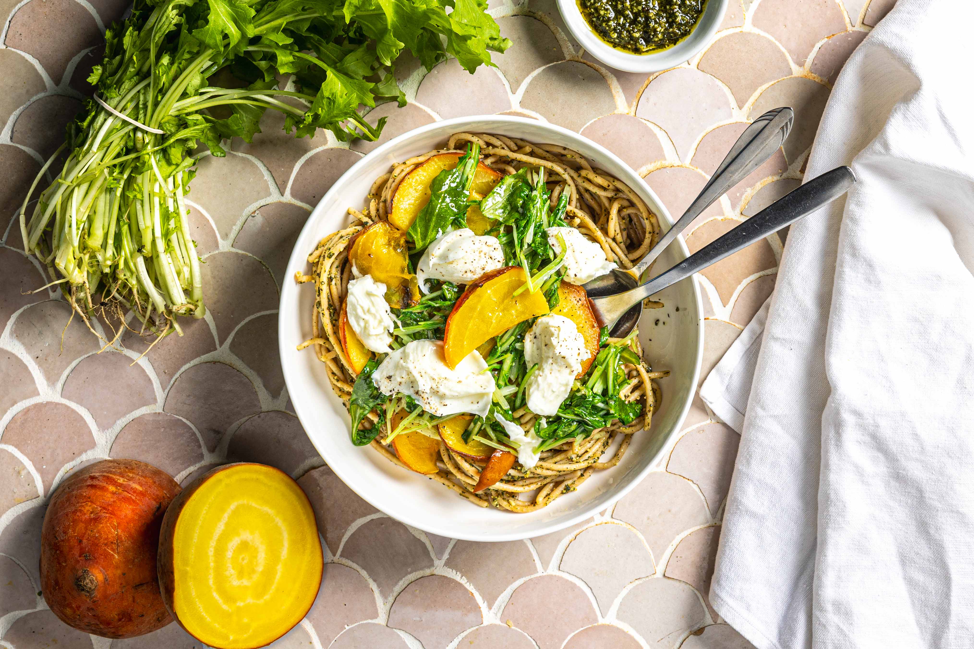 Pasta pesto met geroosterde gele biet, raapstelen