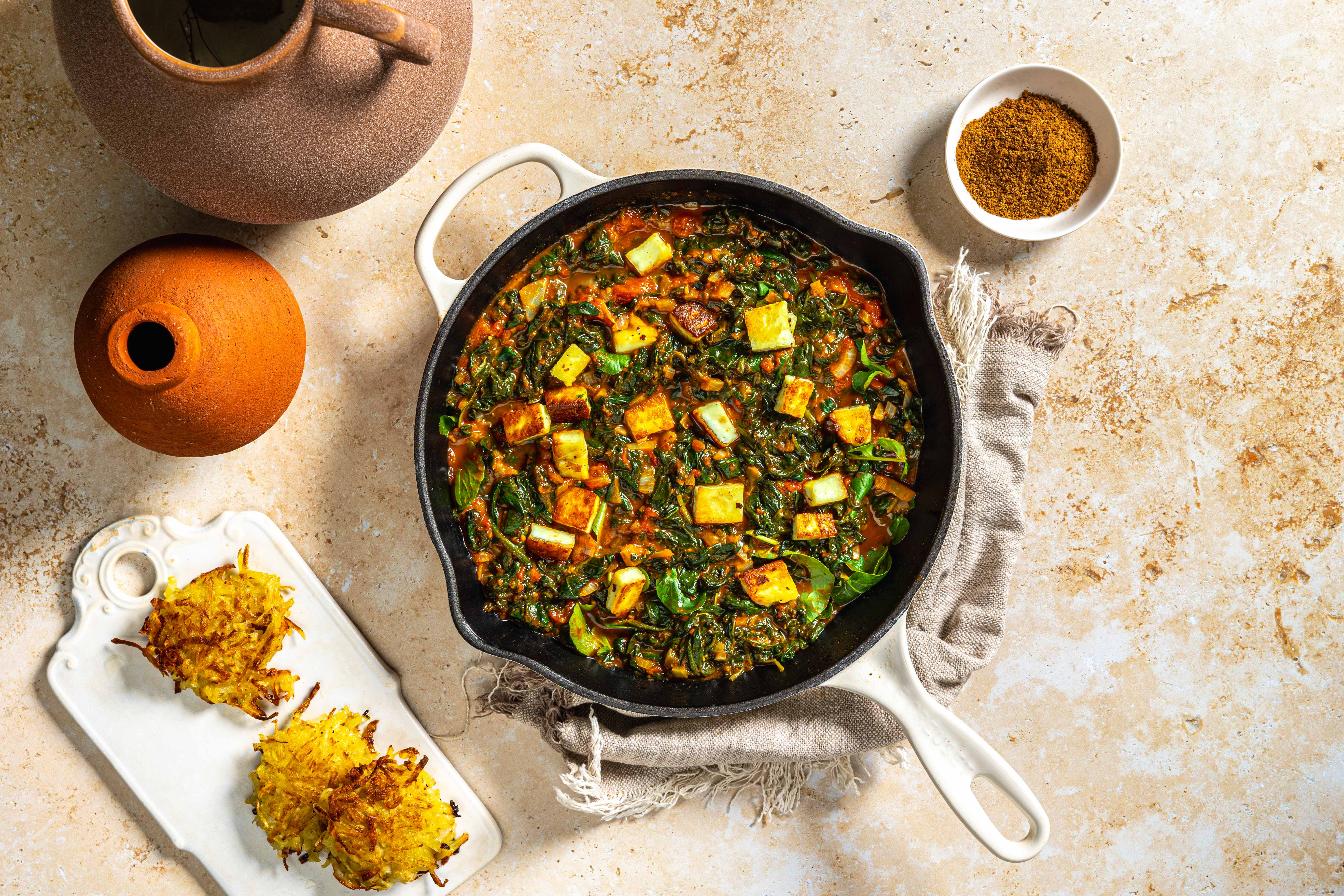 Saag paneer met crispy aardappelkoekjes