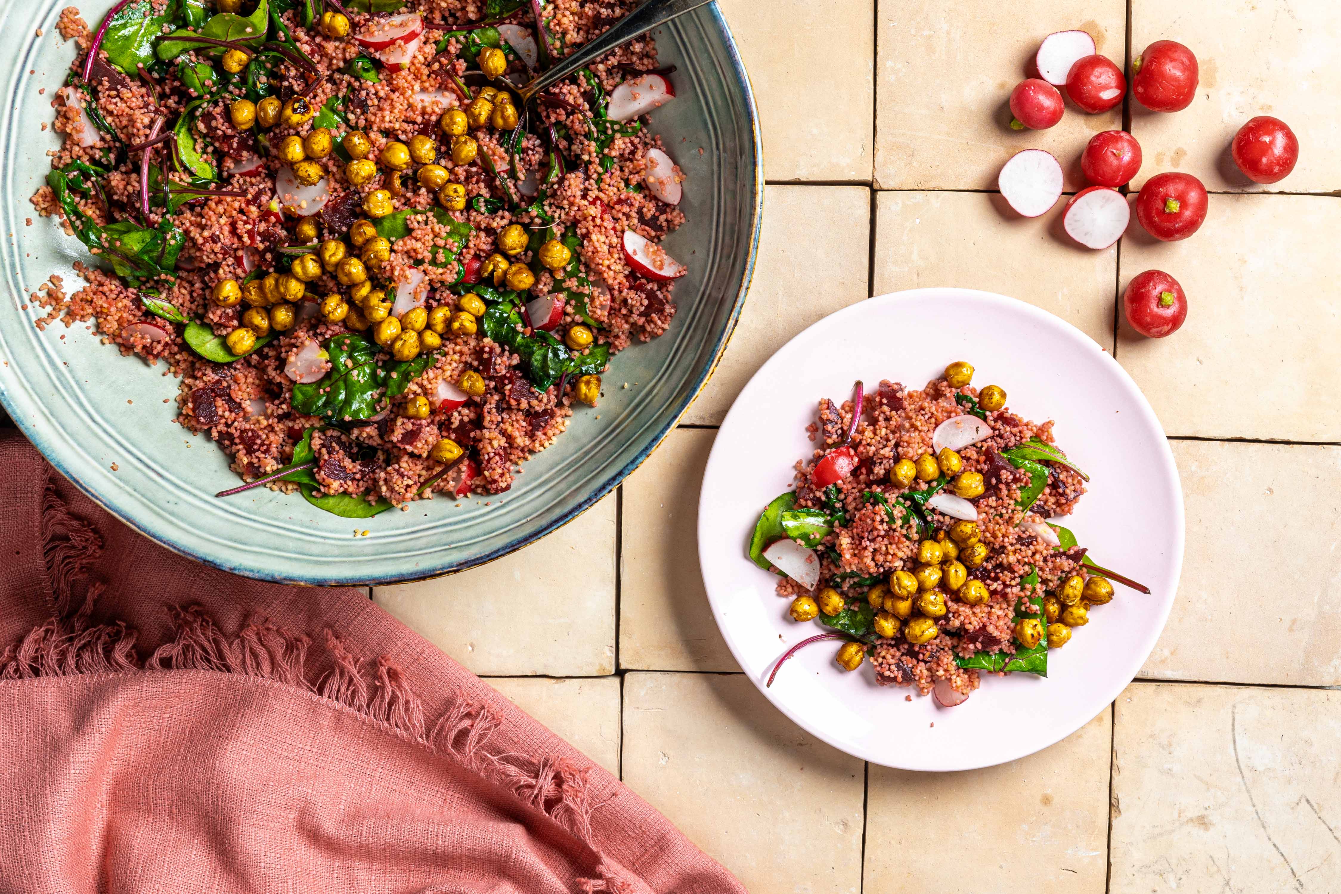 Roze couscous met krokante kikkererwten