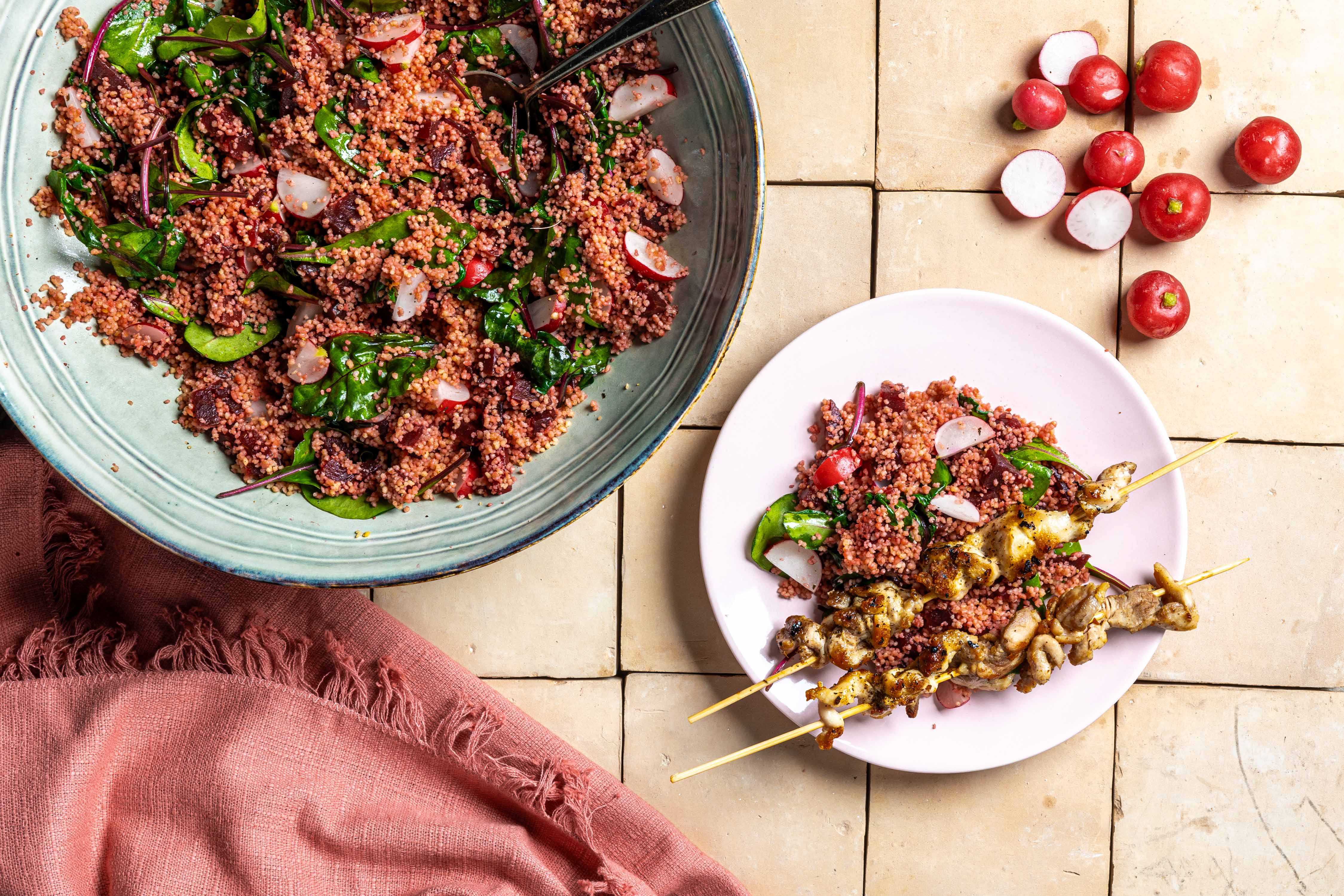 Roze couscous met Mediterrane kipspiesjes