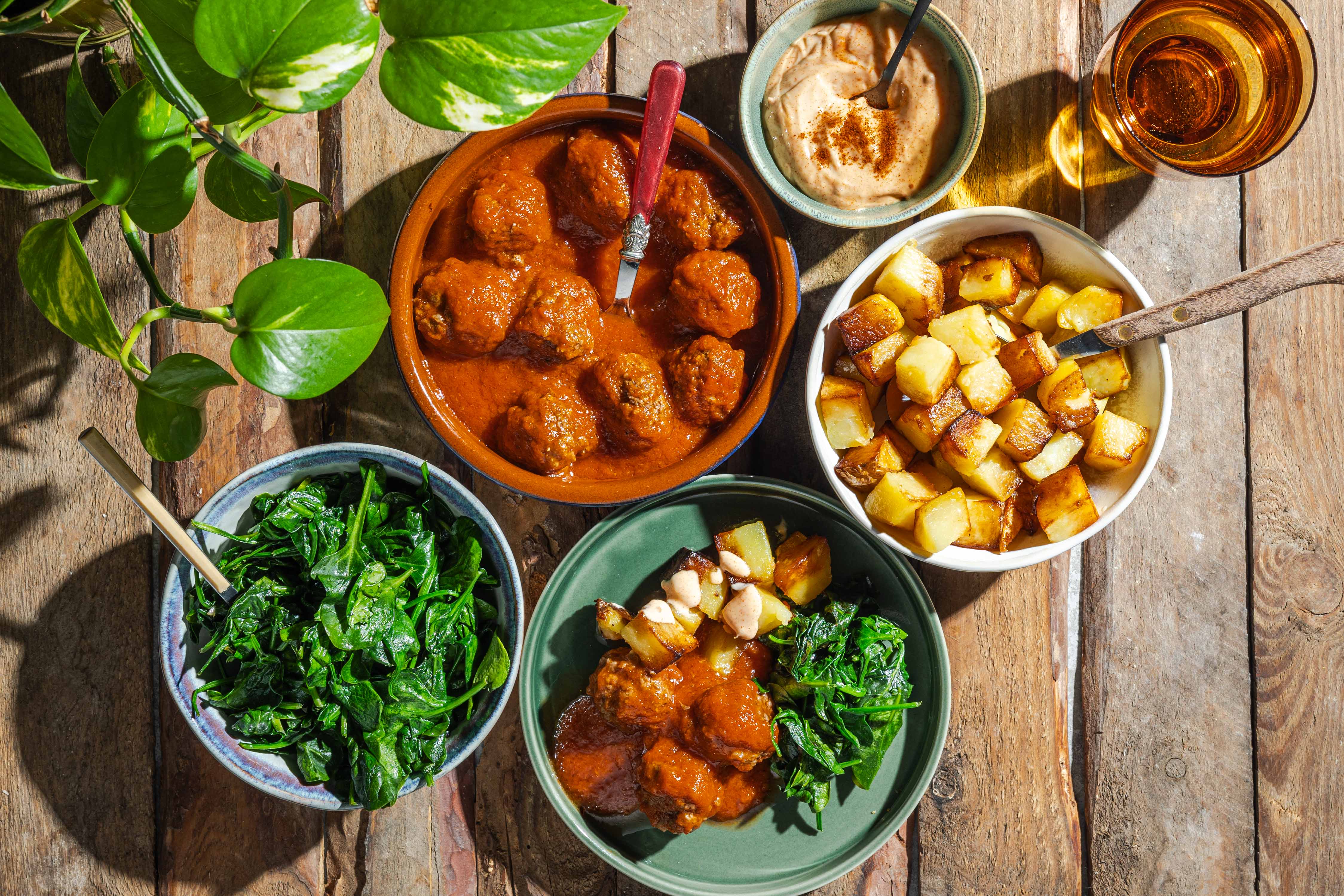 Rundergehaktballetjes in tomatensaus met patatas bravas