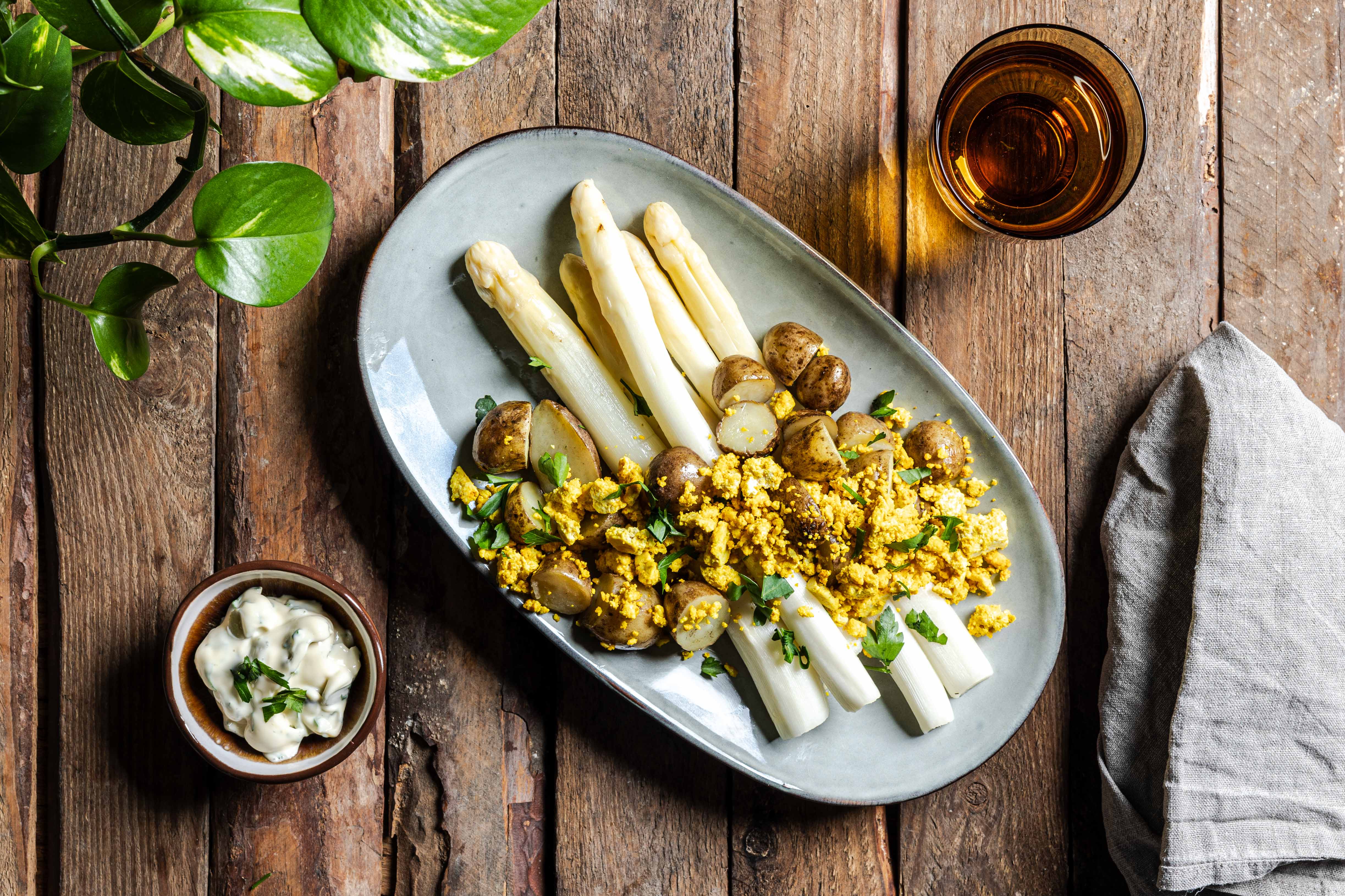 Asperges met krieltjes en scrambled tofu