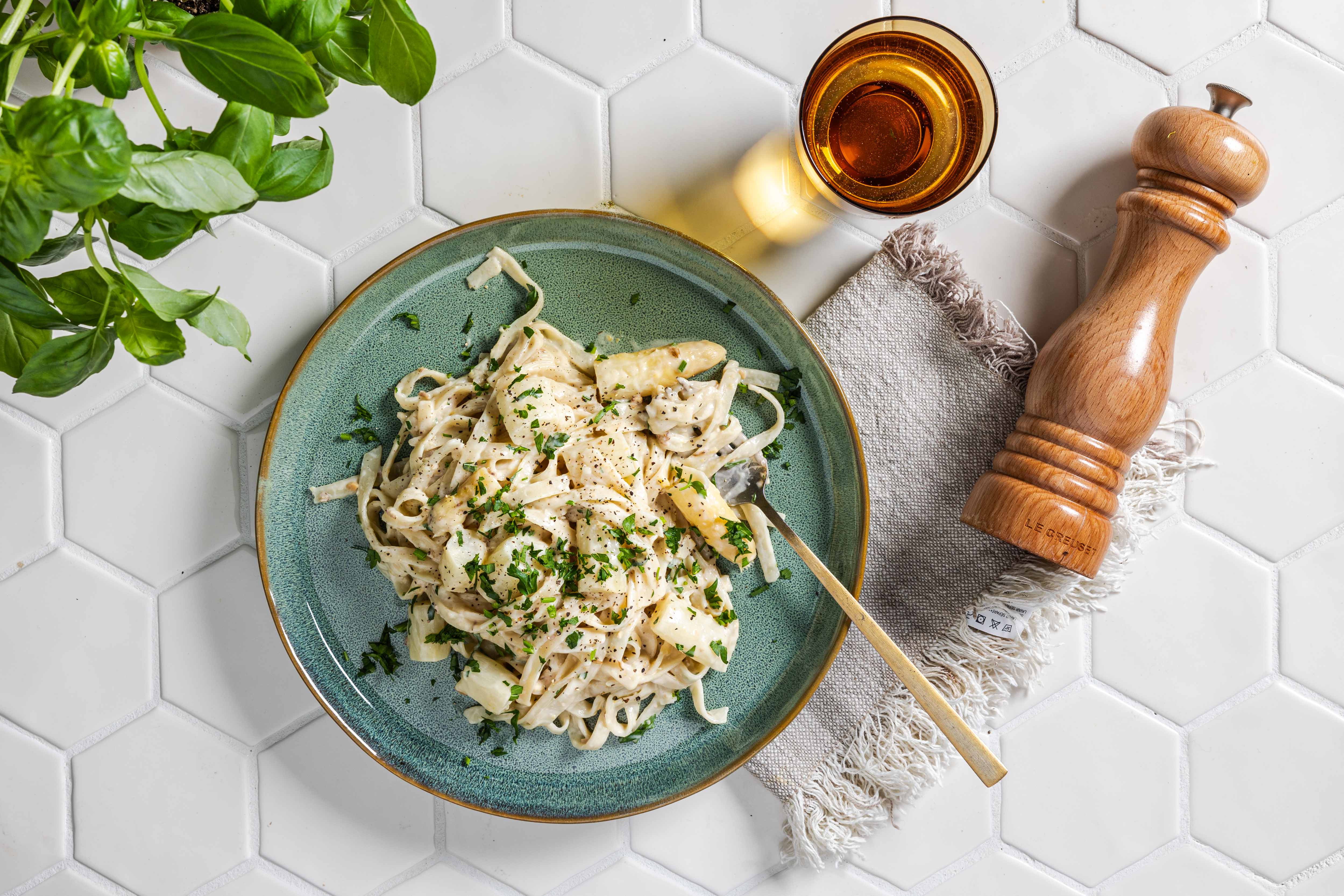 Pasta met romige miso- aspergesaus