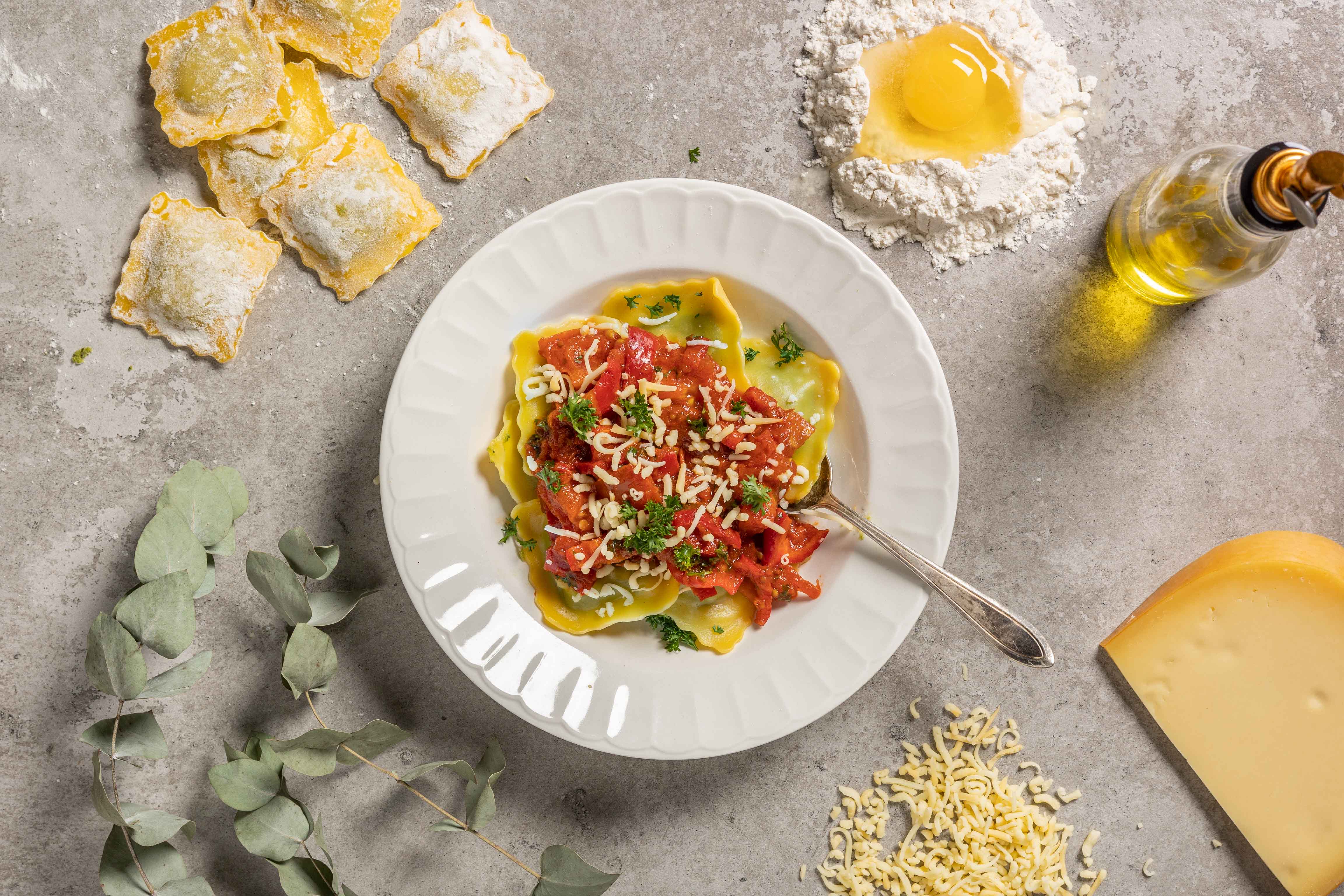 Ravioli met tomaat en paprika