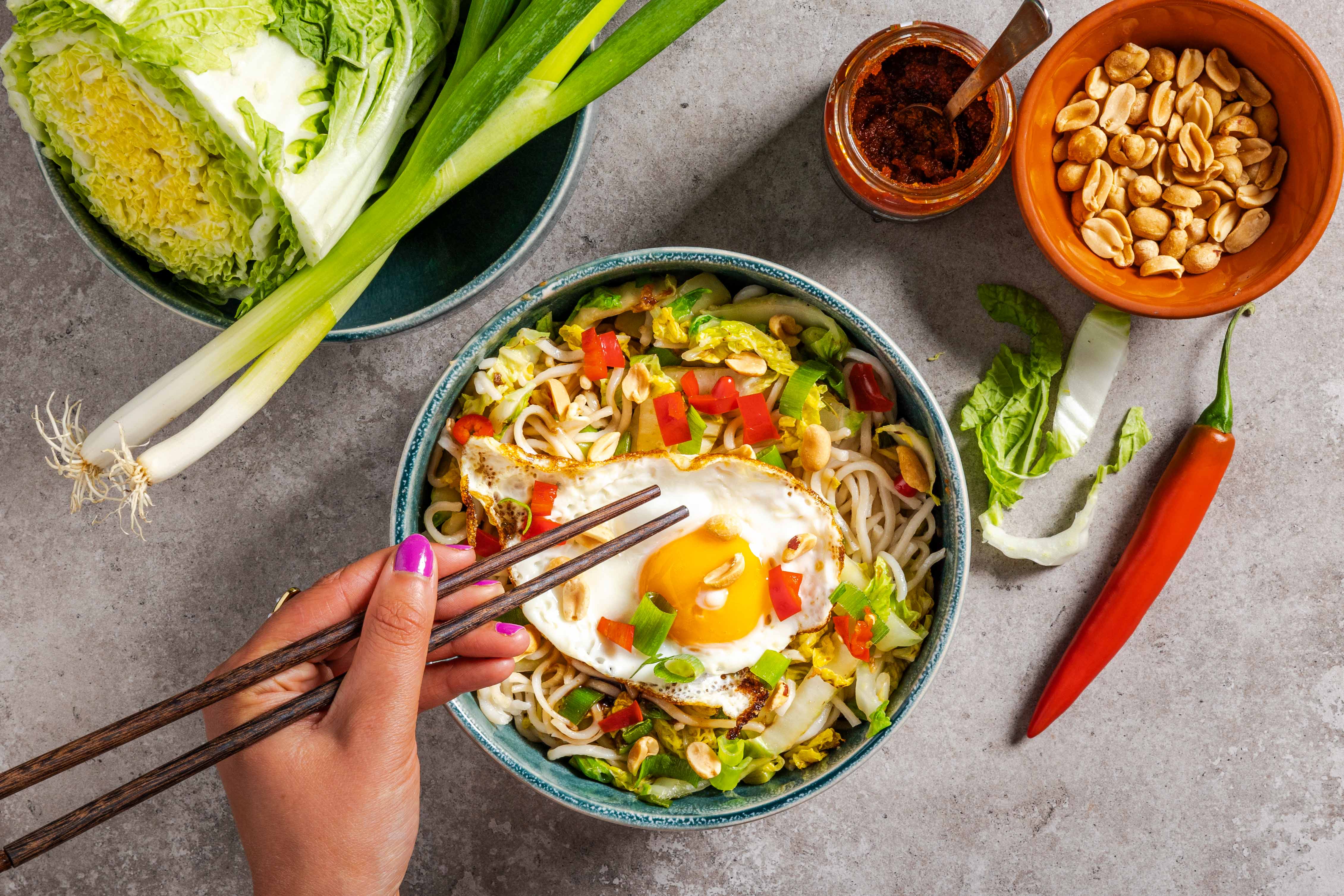 Vega noedelroerbak van Chinese kool