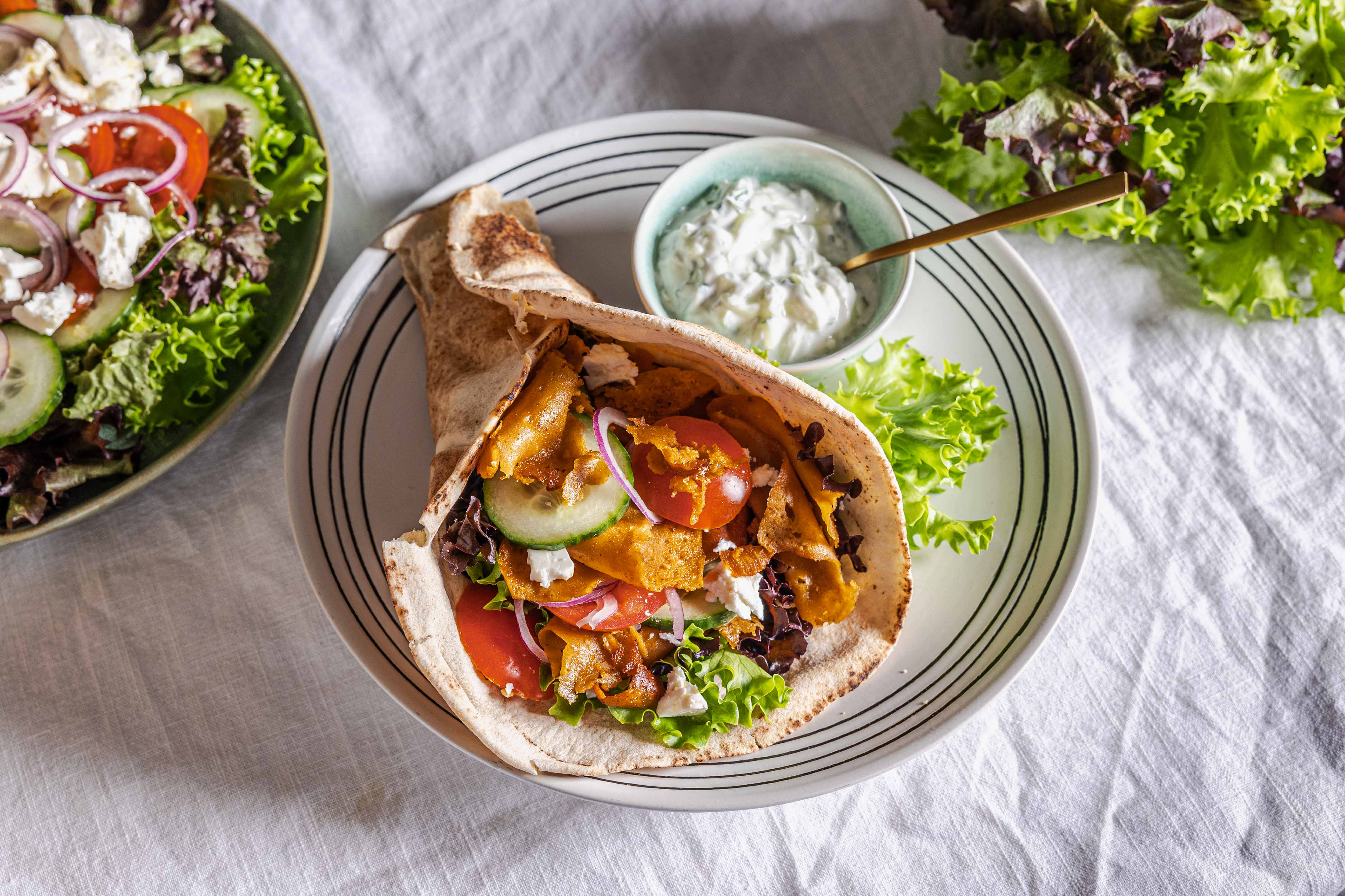 Vega durum met salade en feta