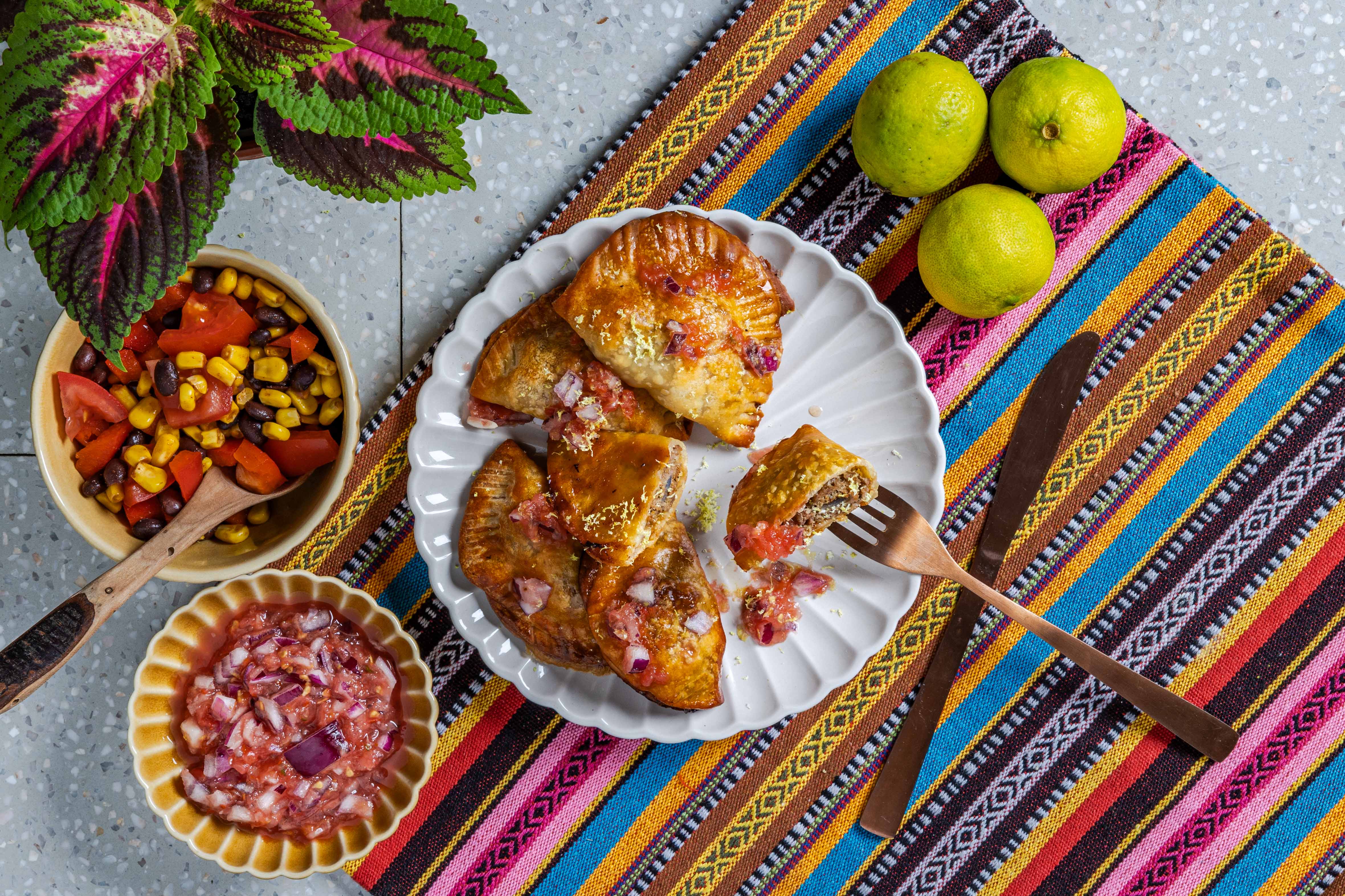 Empanadas met zwartebonensalade