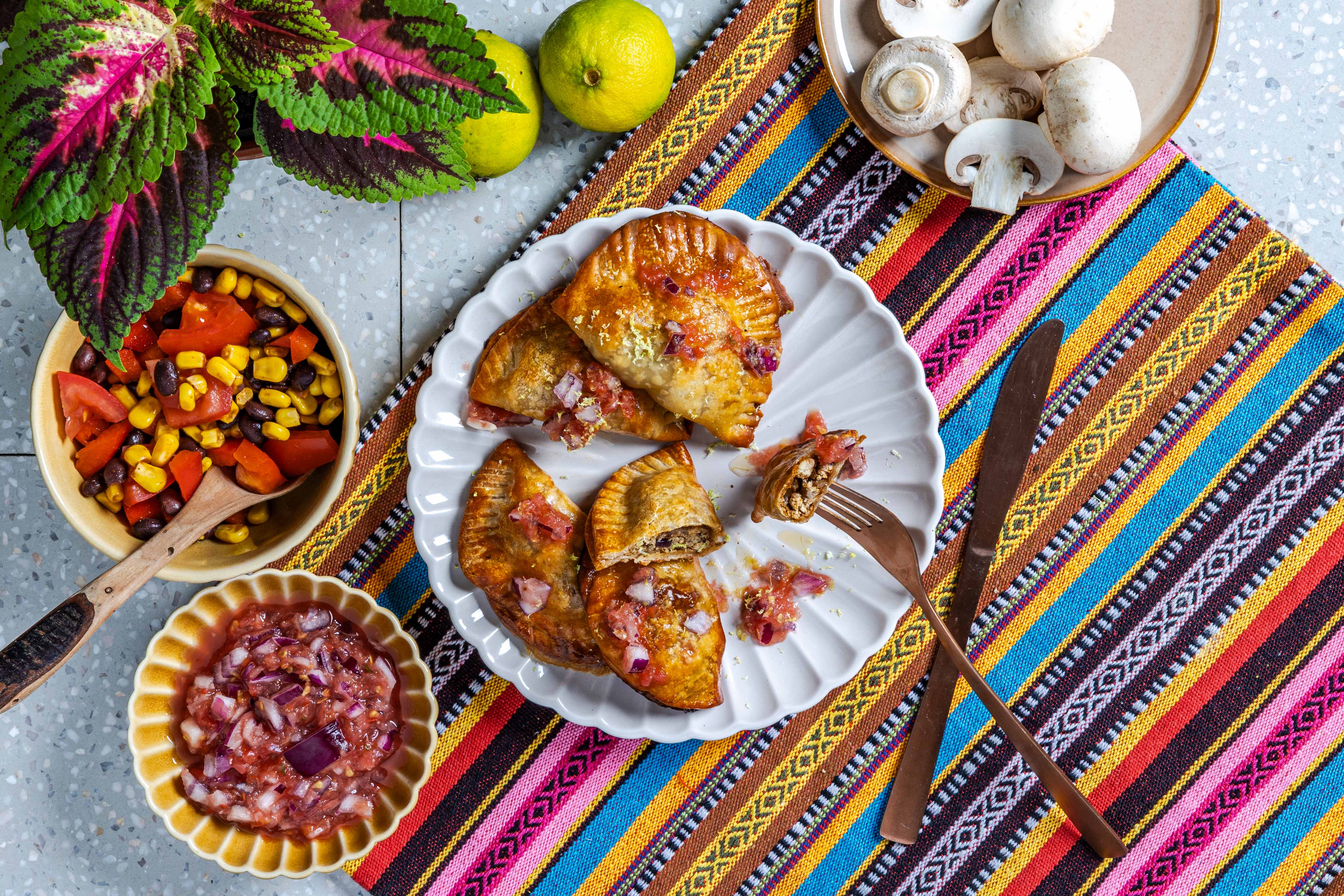 Vega empanadas met zwartebonensalade