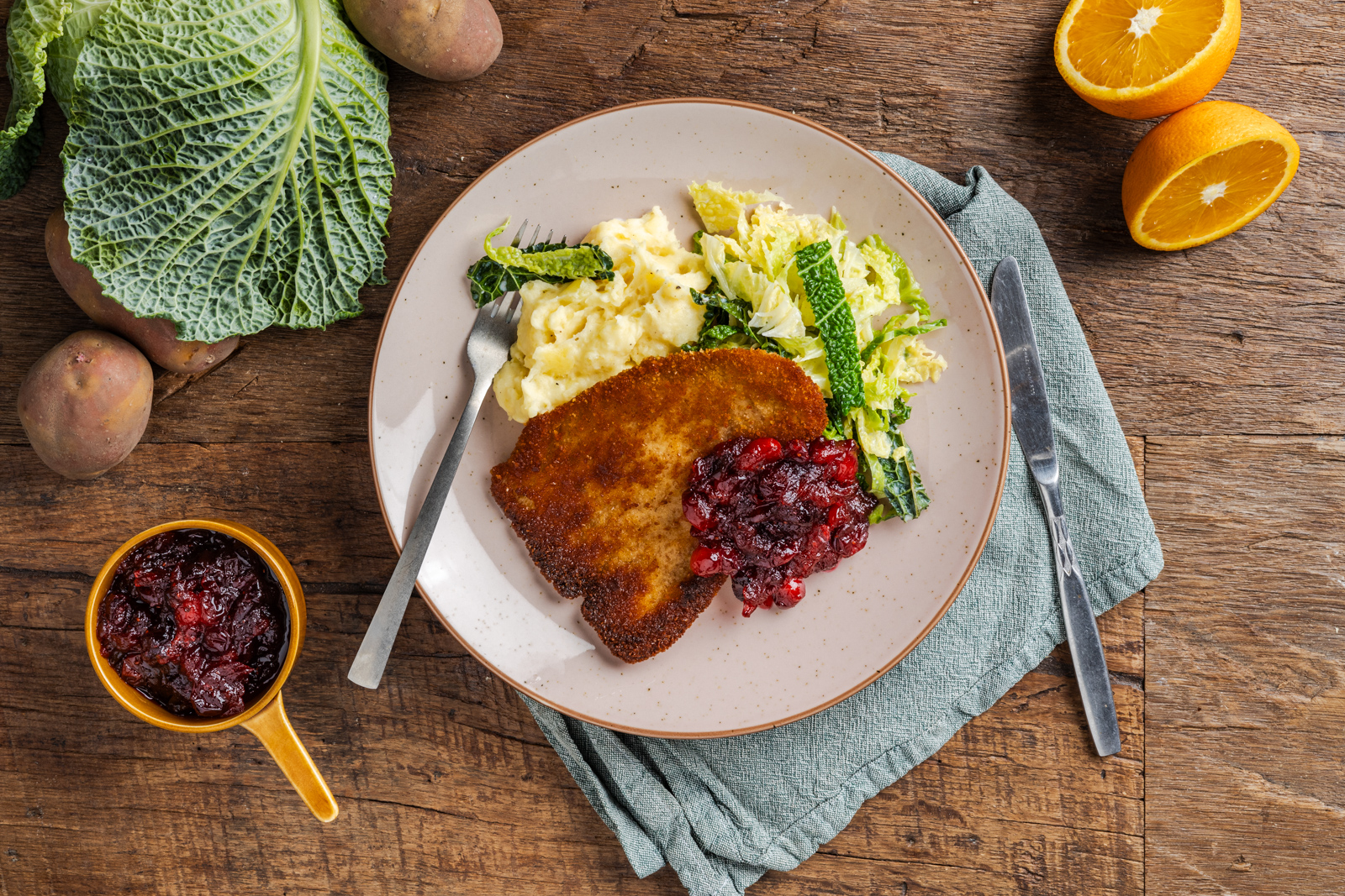 Schnitzel met gestoofde savooiekool