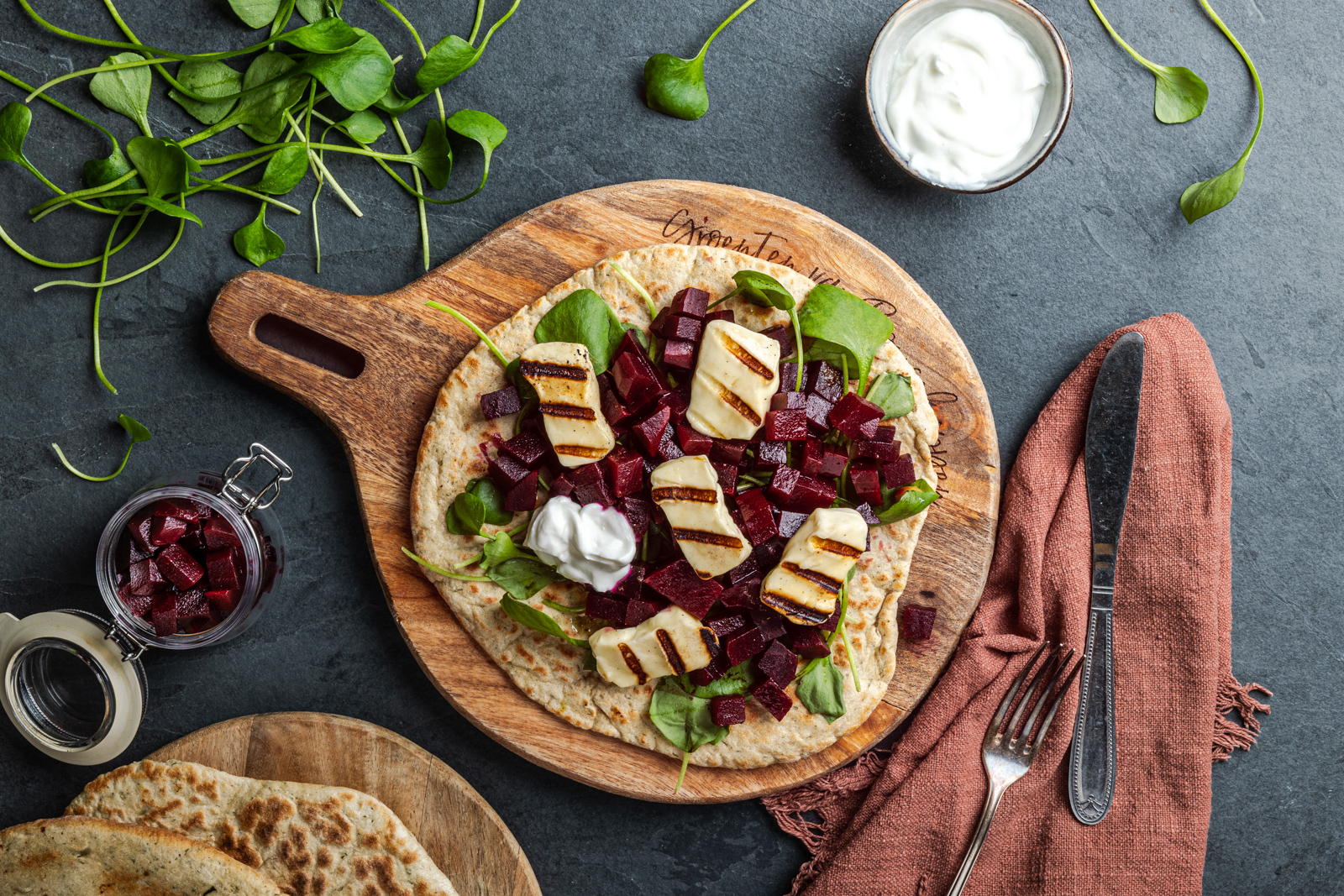 Snelle flatbreads met zoetzure bietjes,