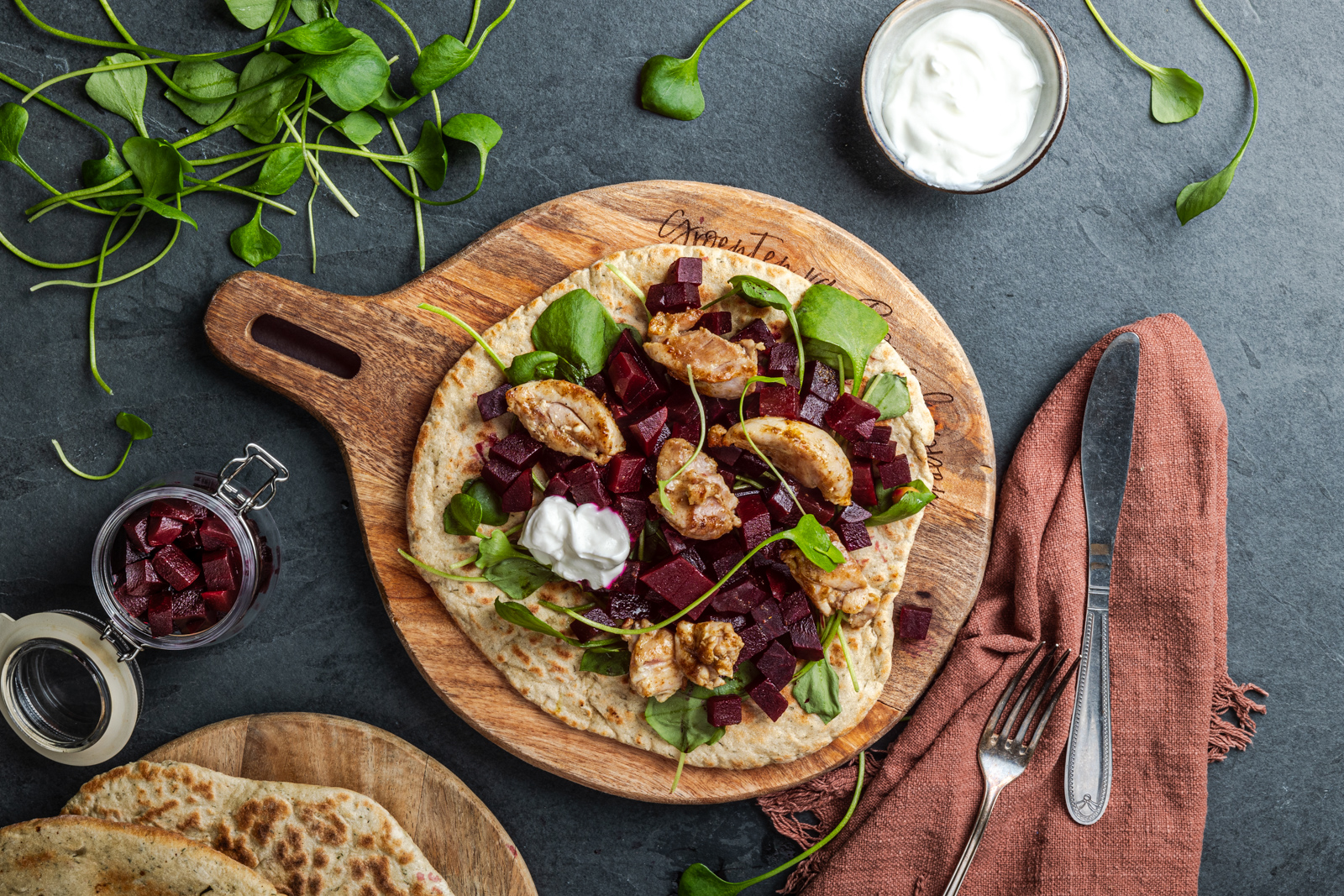 Snelle flatbreads met zoetzure bietjes