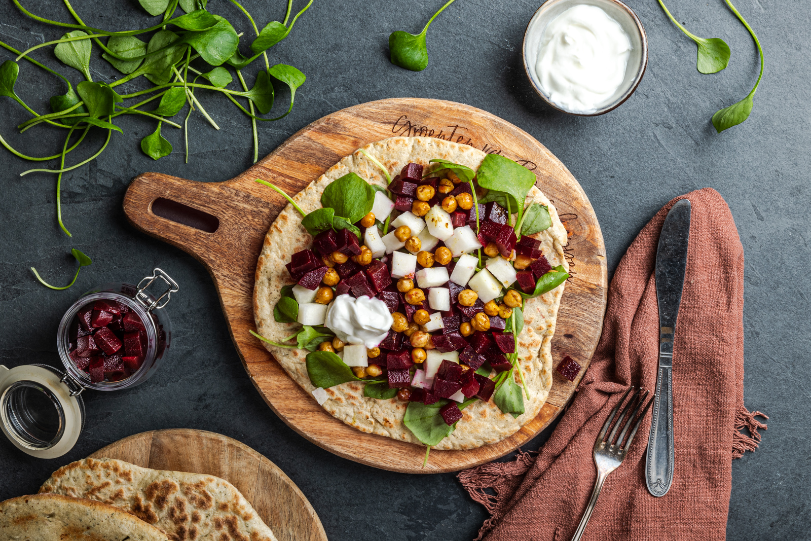 Snelle flatbreads met ingelegde koolrabi
