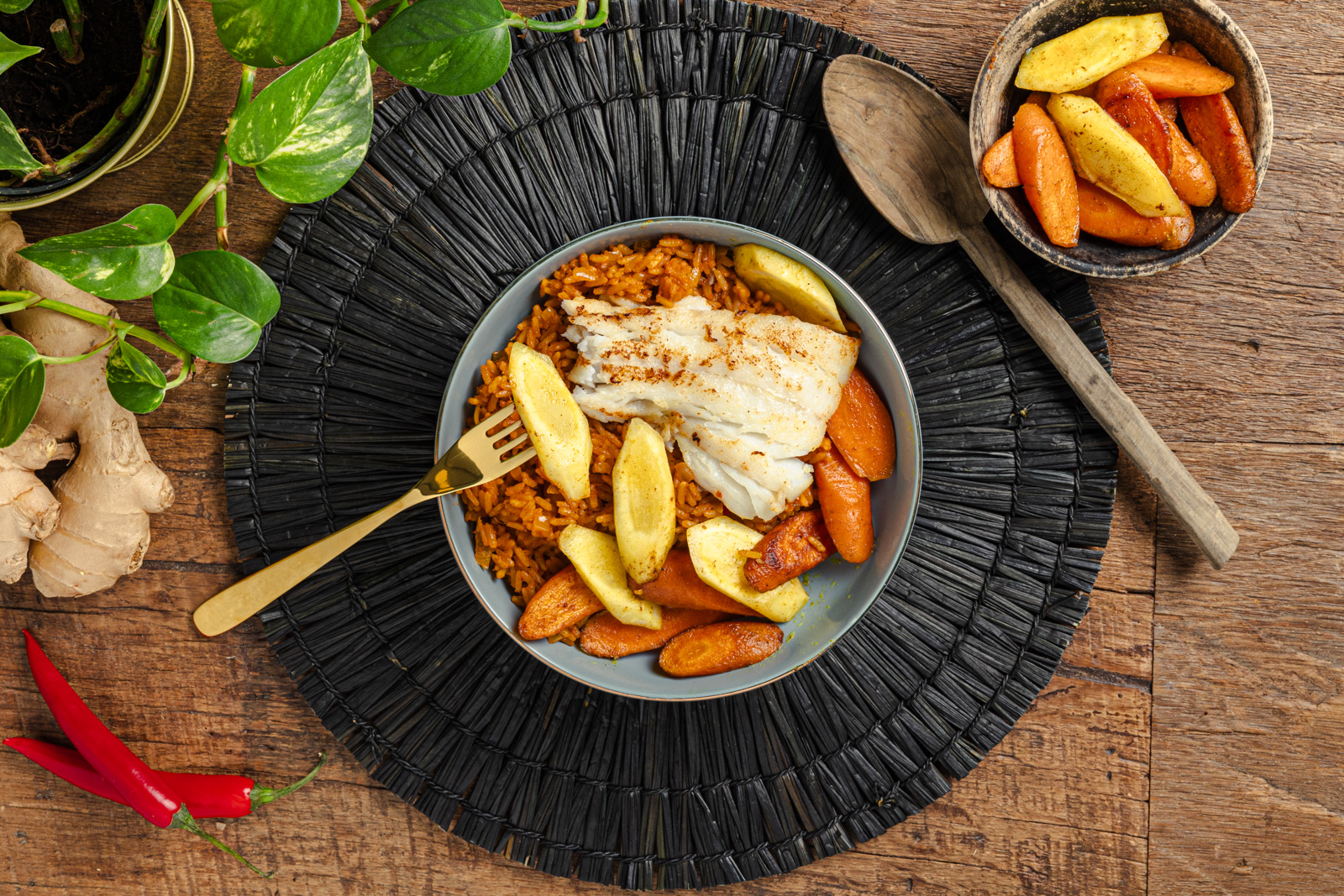 Jollofrijst met gebakken vis