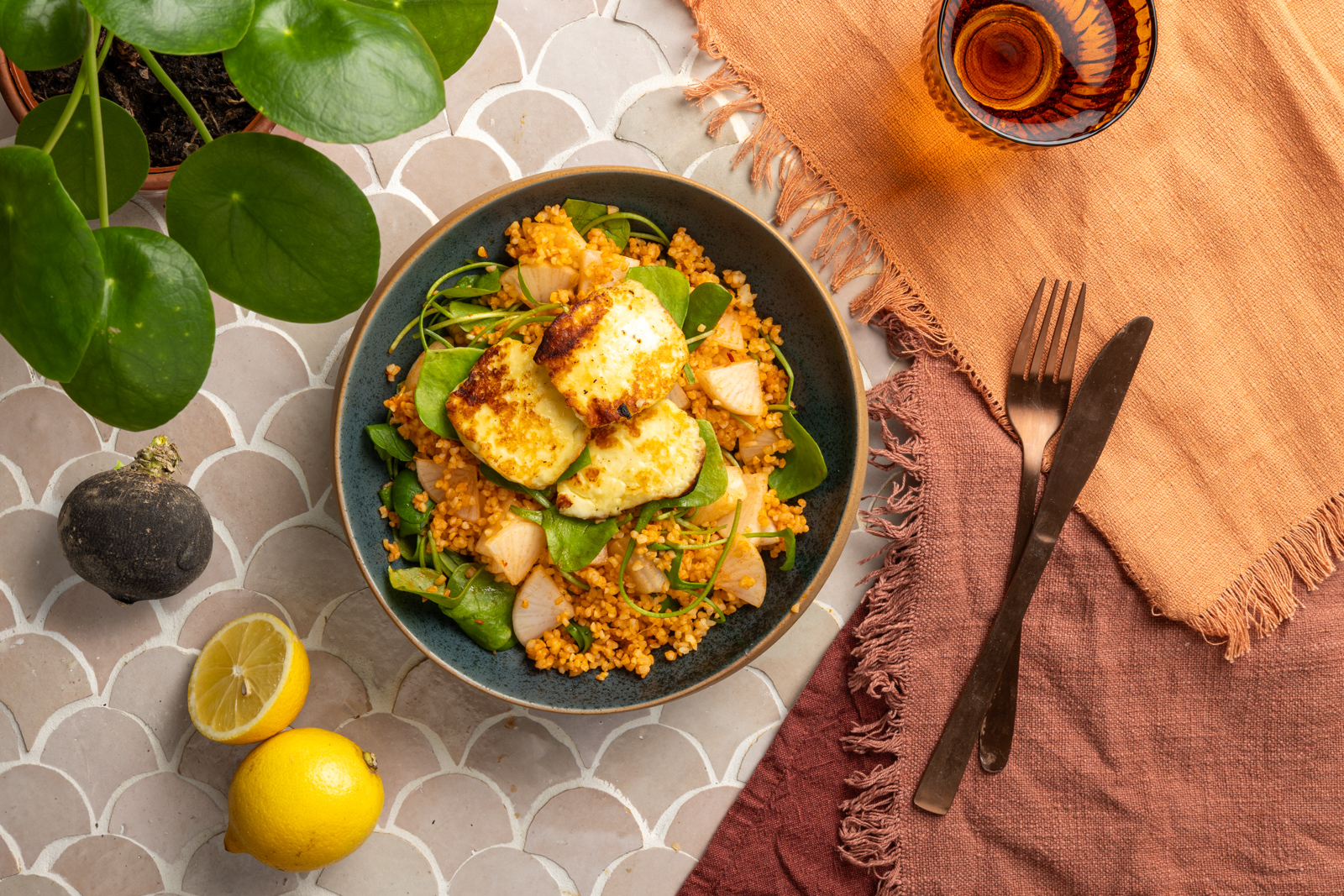 Lauwwarme bulgur met harissa en grillkaas
