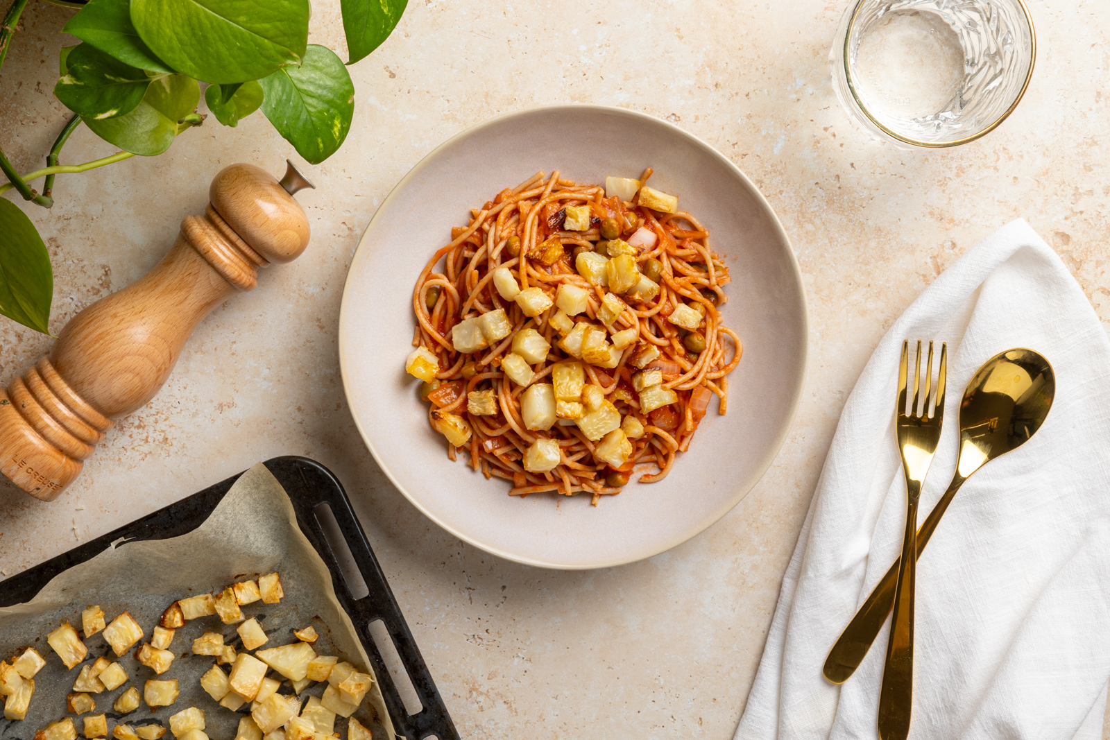 Spaghetti met tomatensaus, geroosterde knolselderij