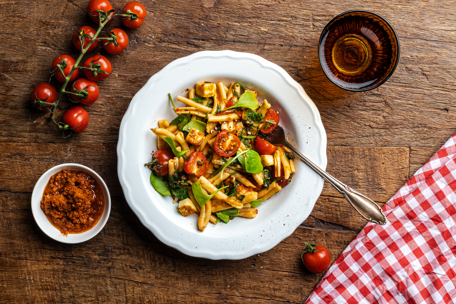 Pasta rode pesto met grillkaas,
