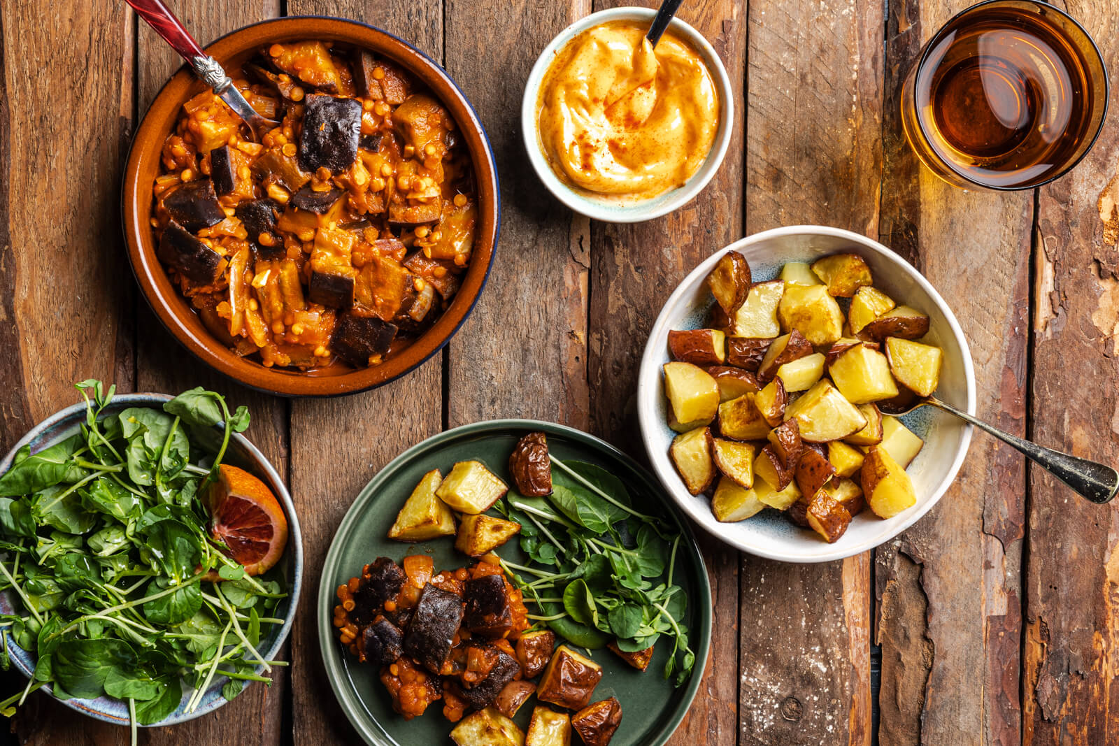 Aubergine in tomaten-linzensaus