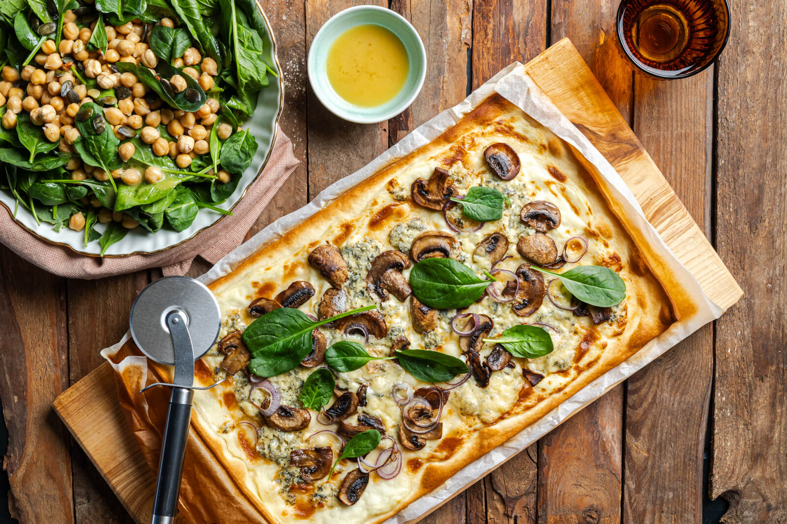 Flammkuchen met champignons en blauwe kaas