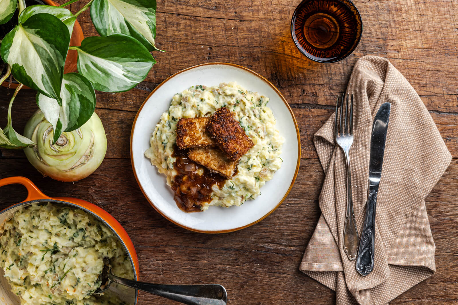 Koolrabistamppot met crispy gerookte tofu