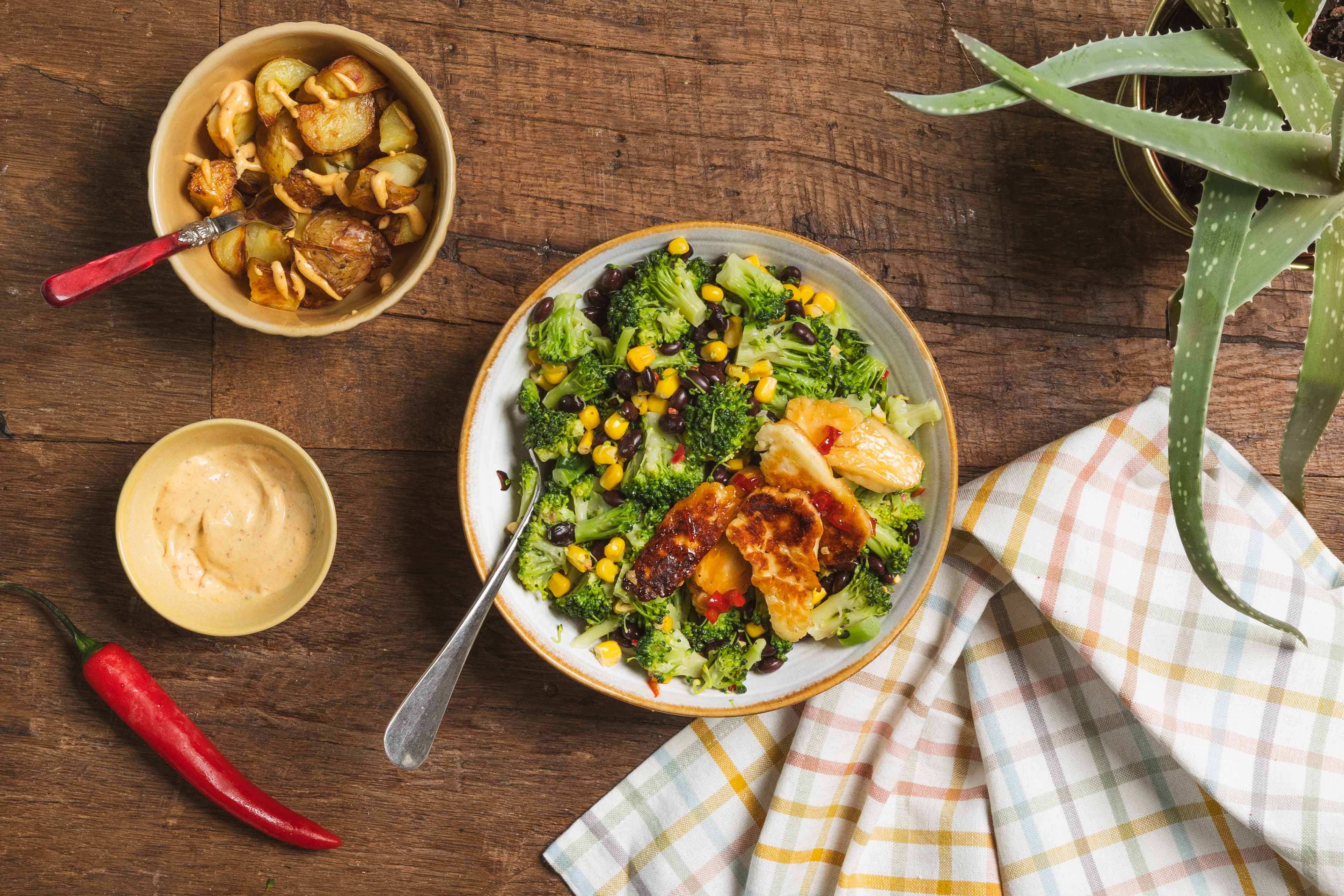 Hot honey halloumi met broccolisalade