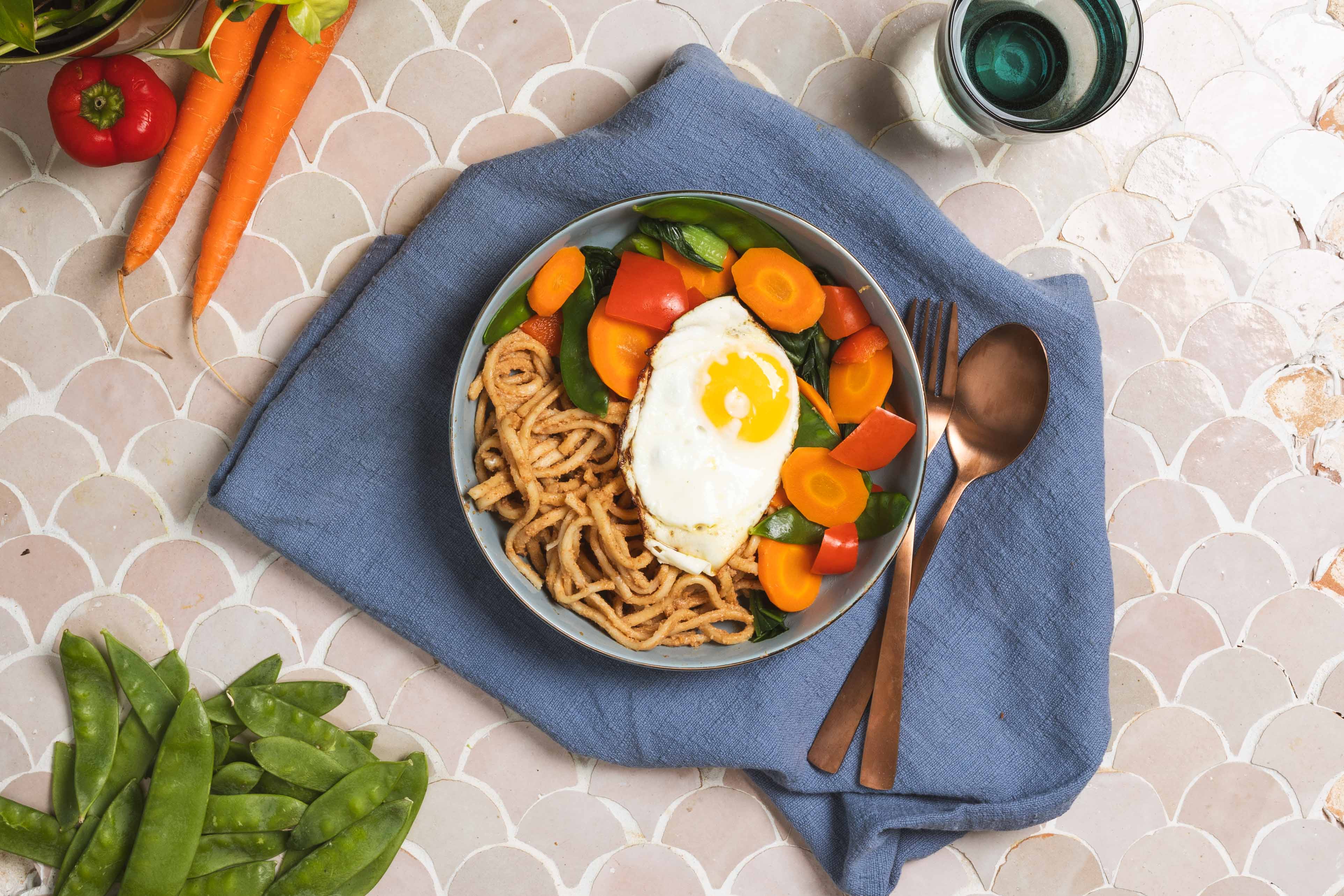 Pindanoedels met spiegeleitje