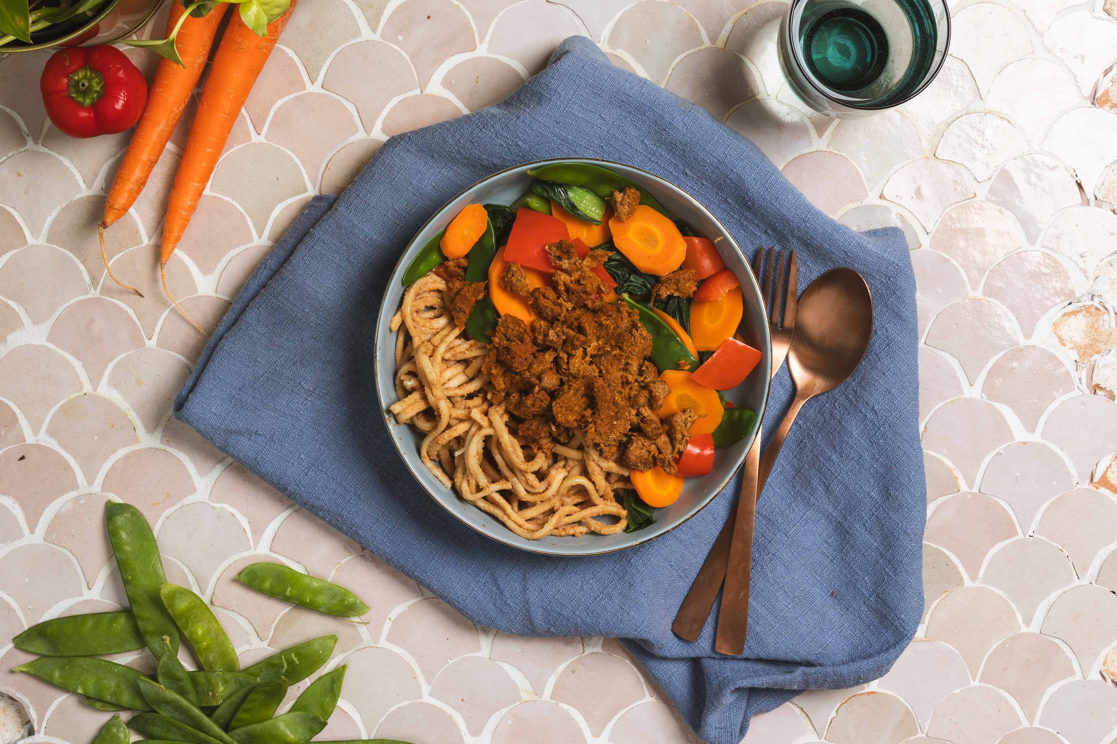 Pindanoedels met pulled seitan