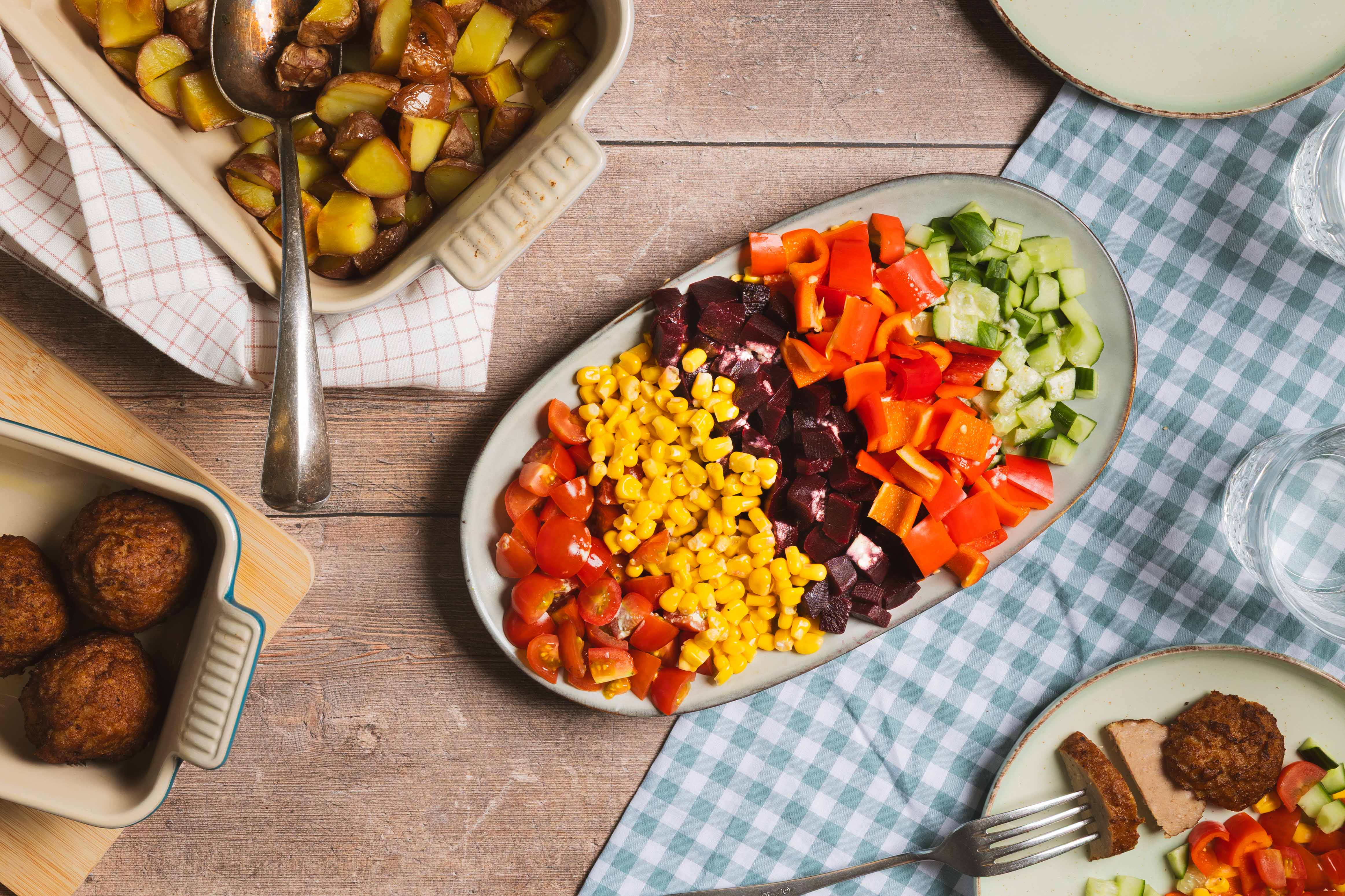 Gehaktbal met regenboogsalade