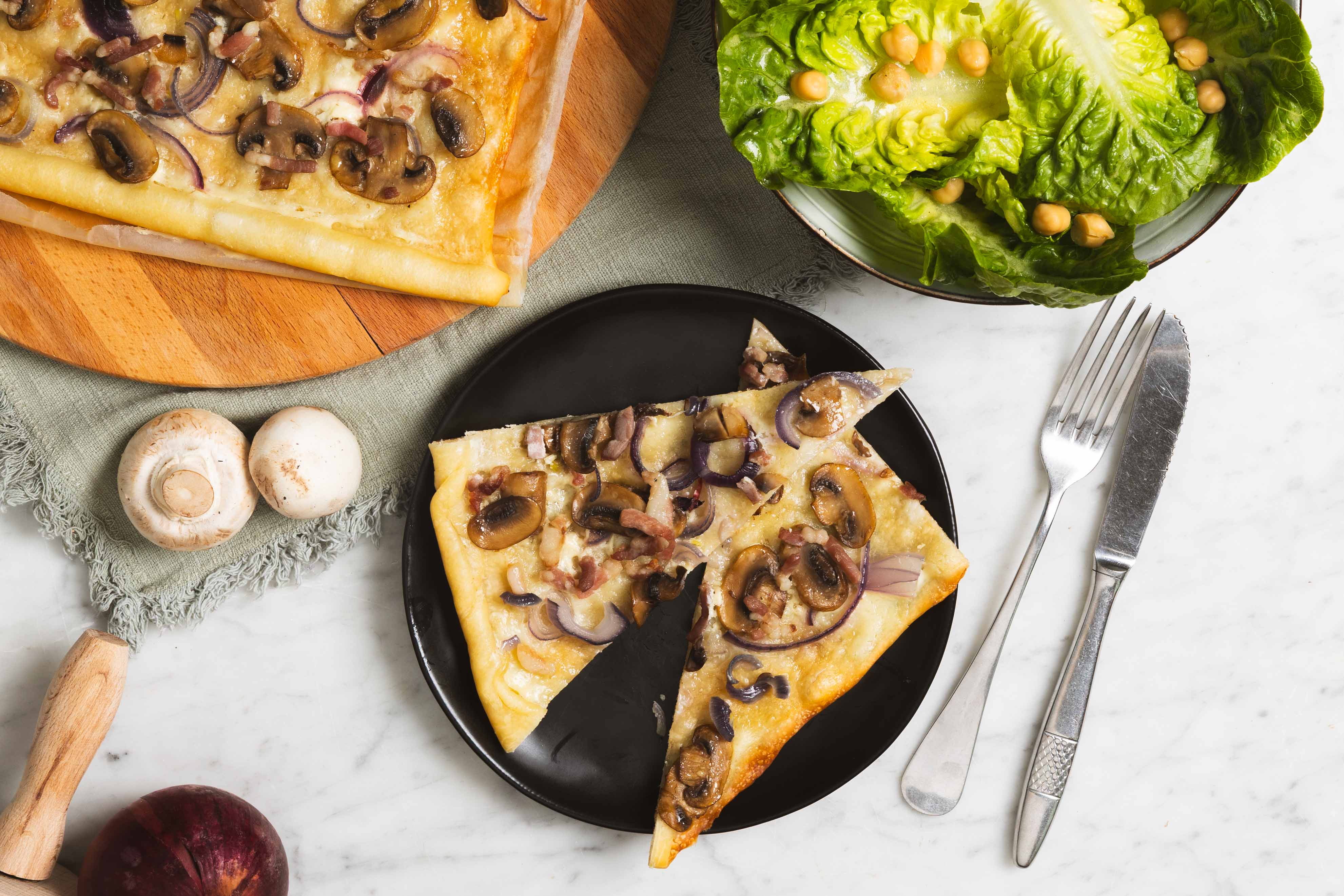 Flammkuchen met brie, spekjes