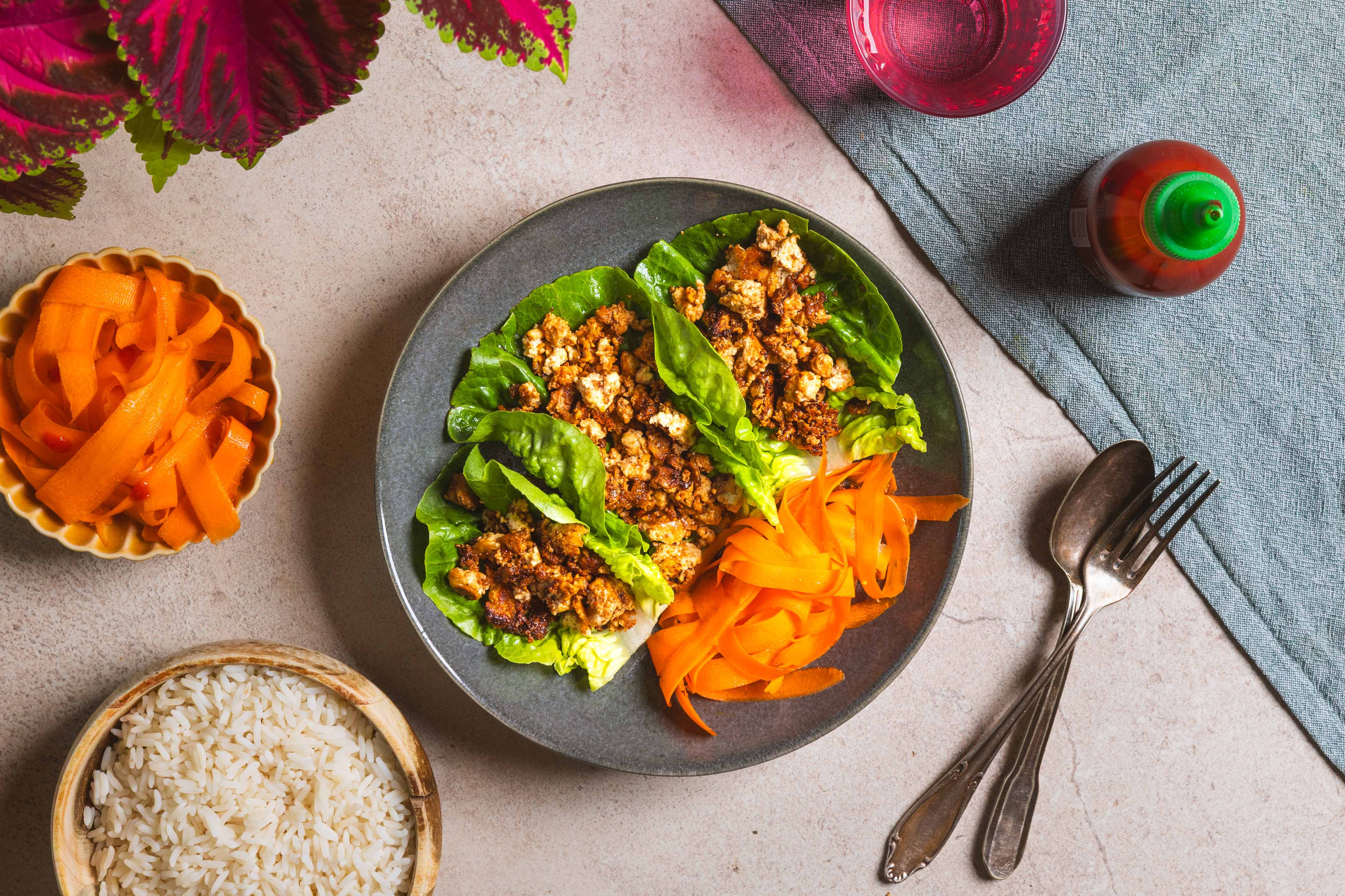 Kruidige tofu in slablaadjes