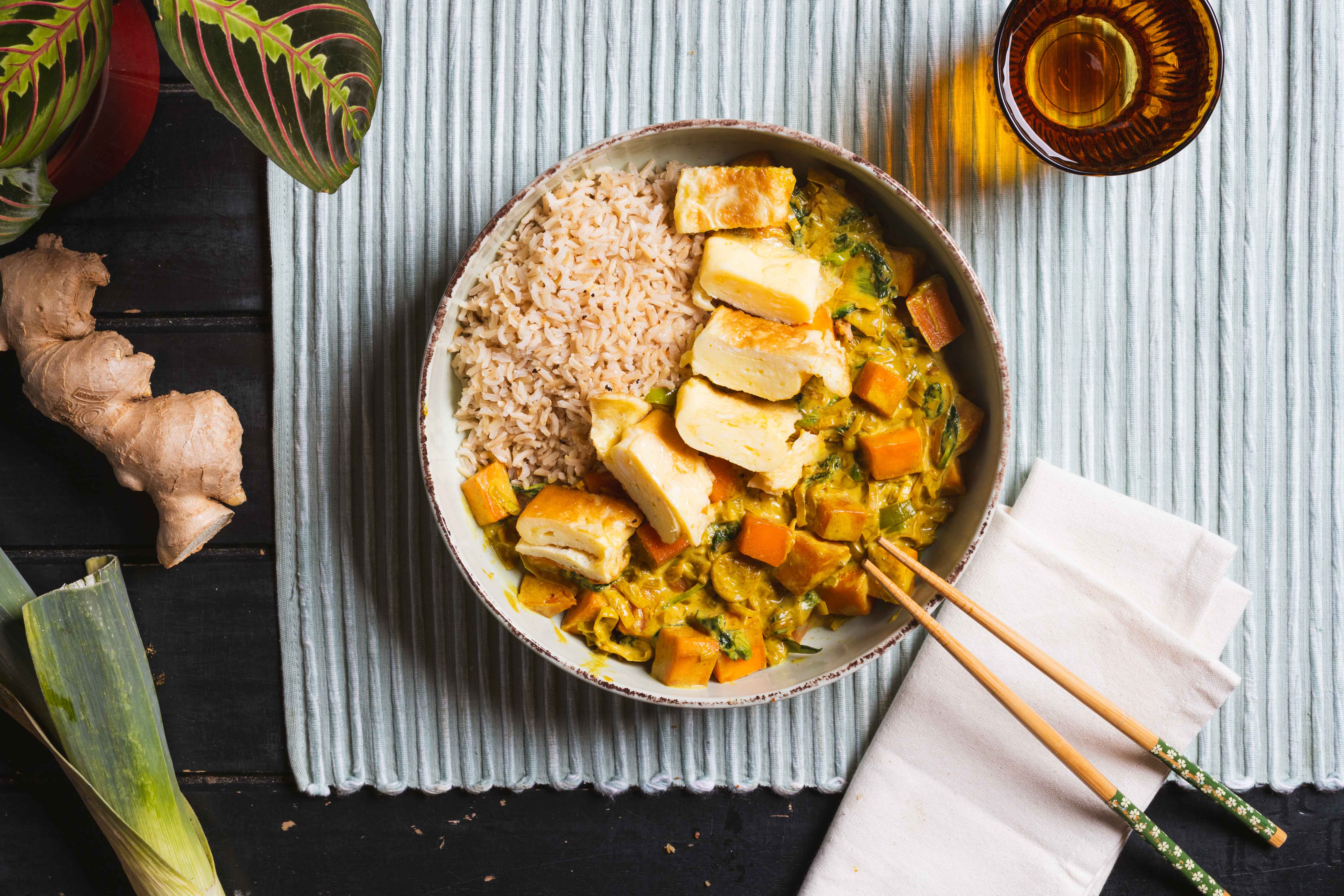 Katsu curry met omeletrolletjes