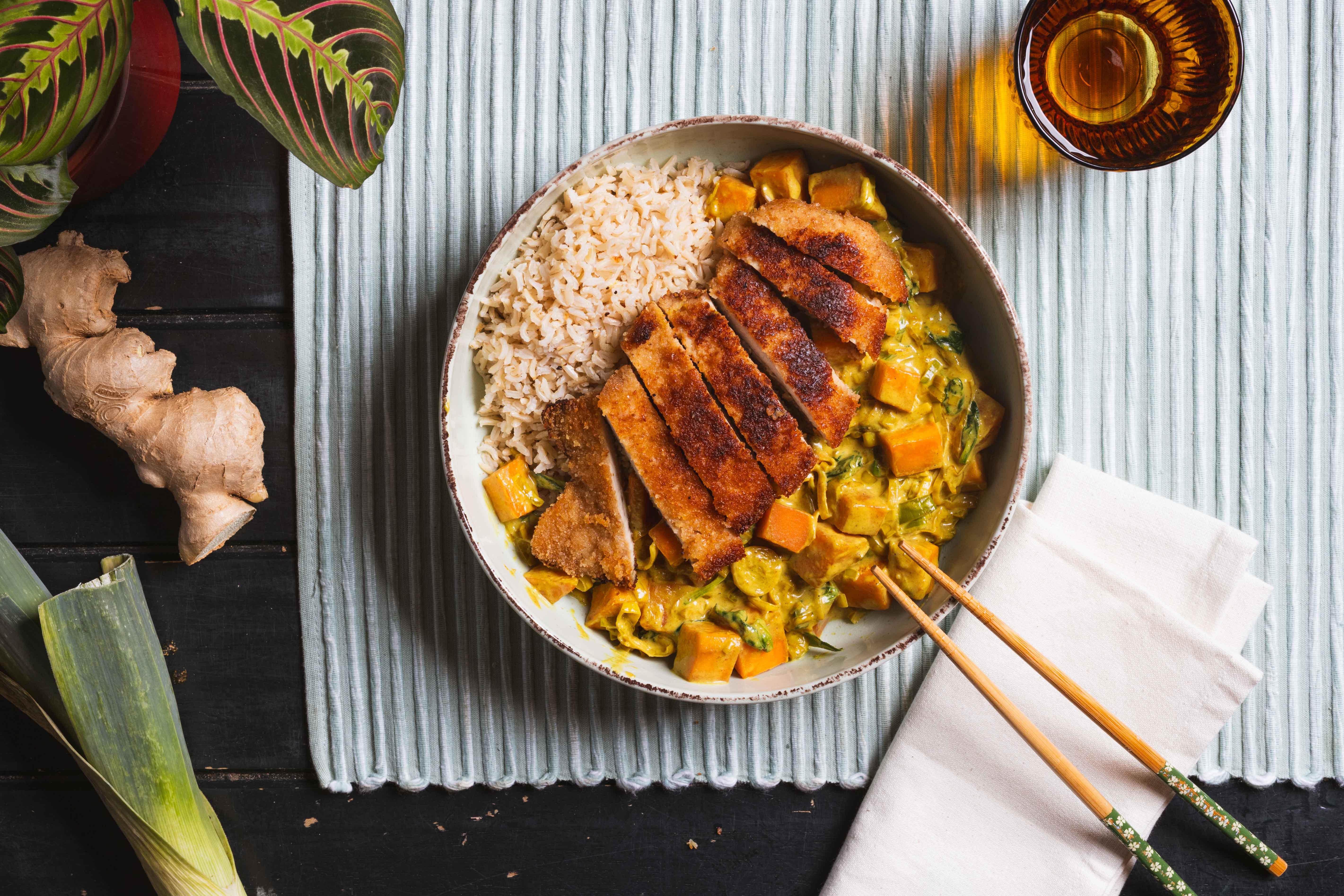 Katsu curry met crispy kalkoenschnitzel