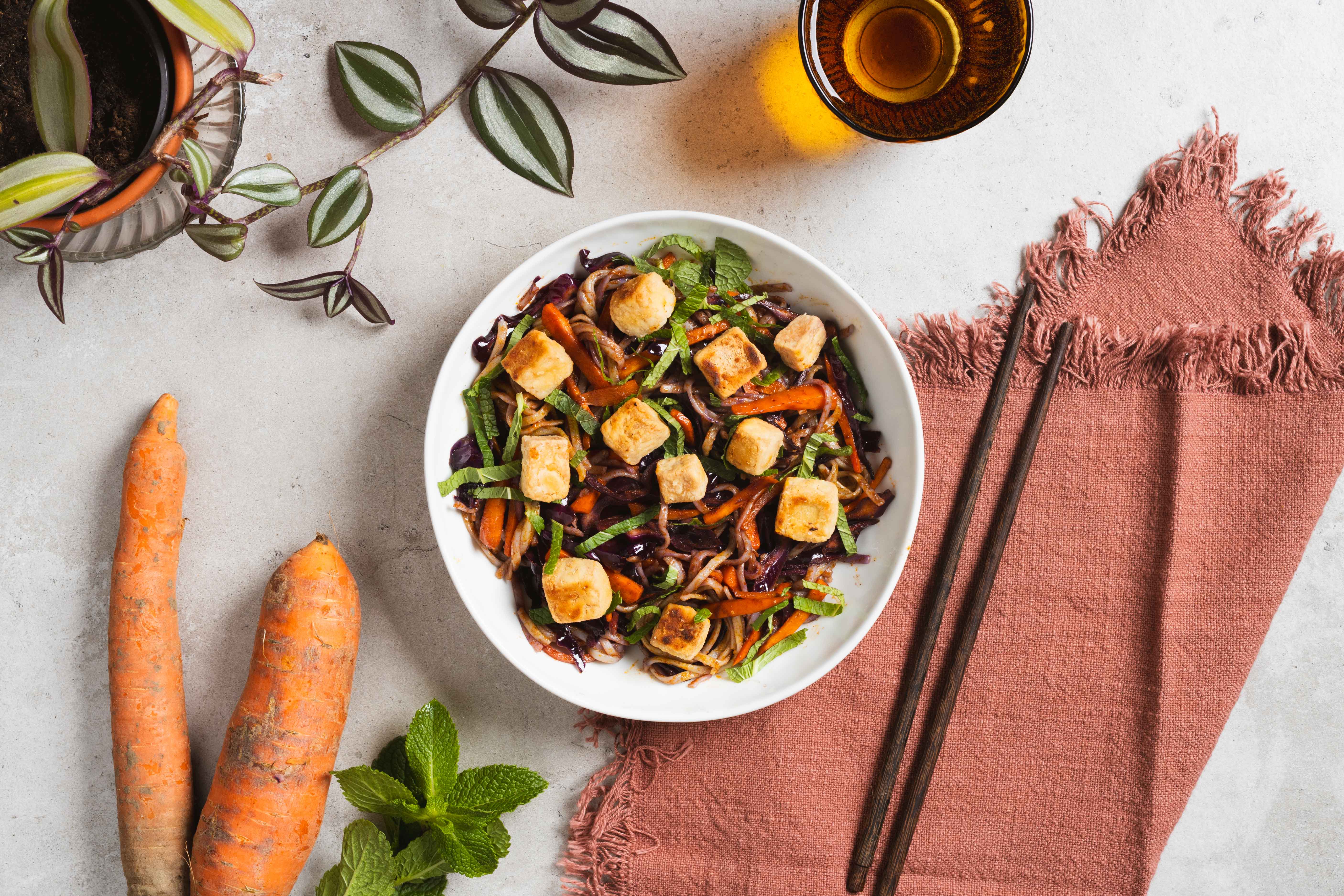 Thaise noedels met tempura tofu