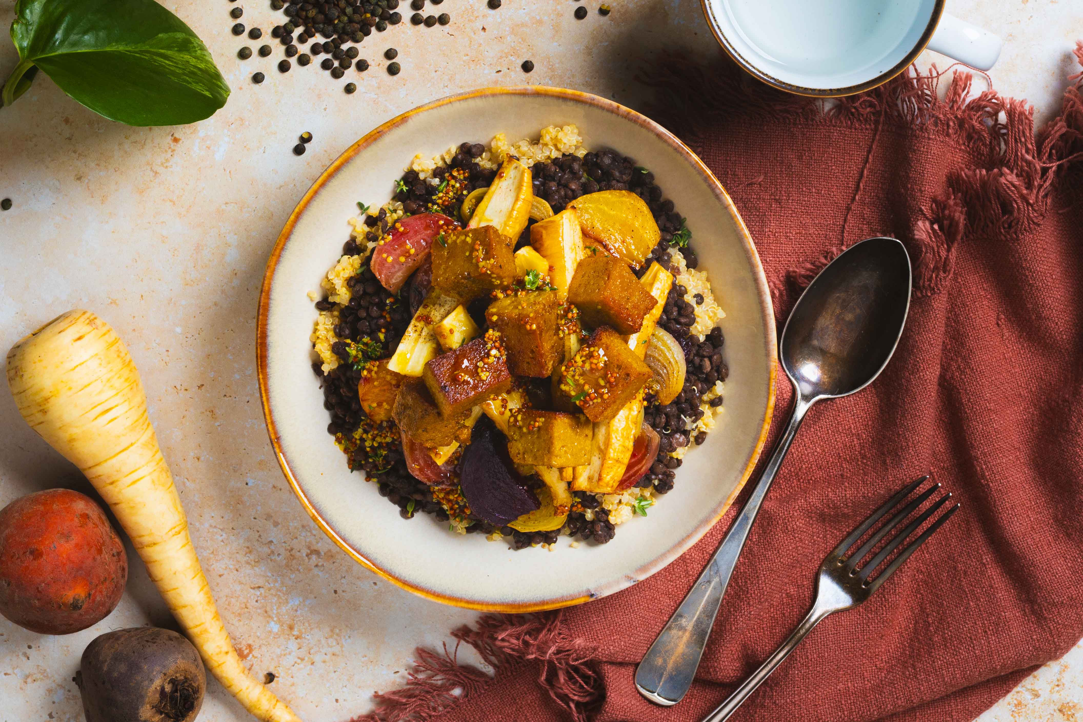Linzen-quinoa bowl met seitan