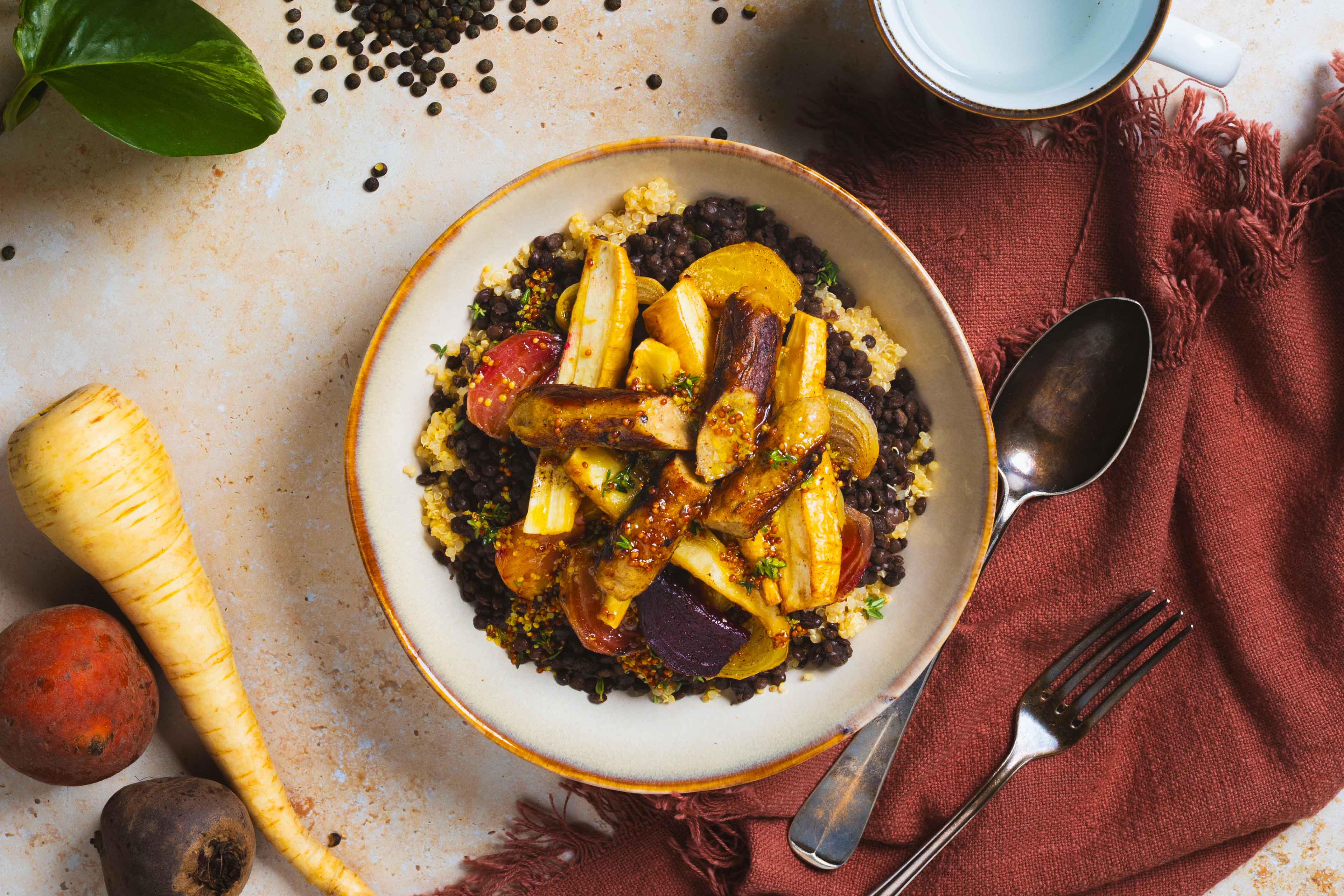 Linzen-quinoa bowl met vegan worst