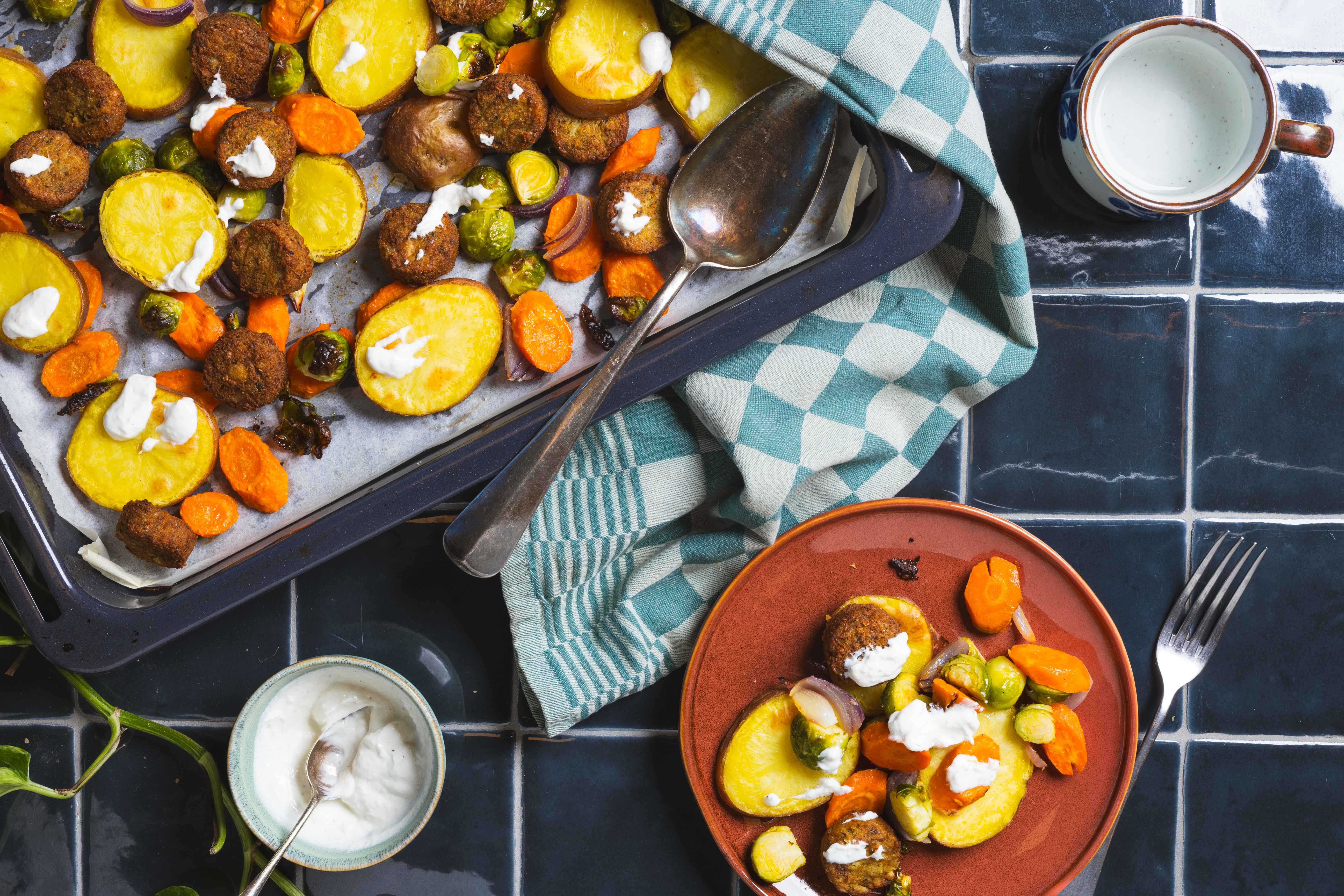 Traybake met wintergroenten, falafel