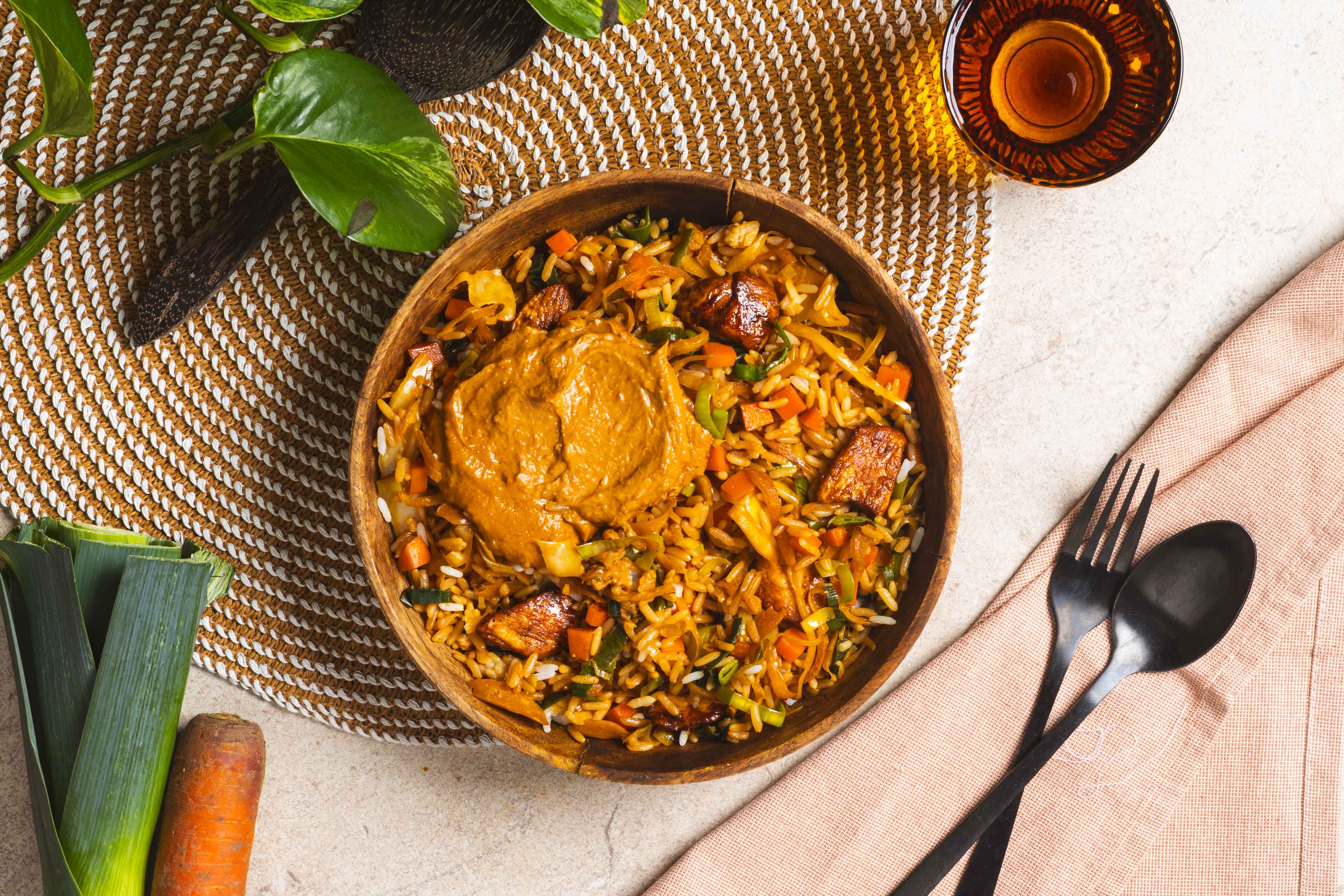 Nasi met gebakken kalkoenblokjes