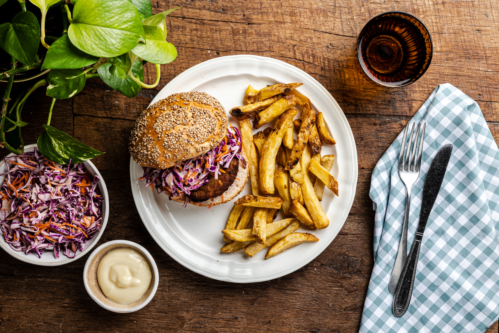 Vegan burger met friet