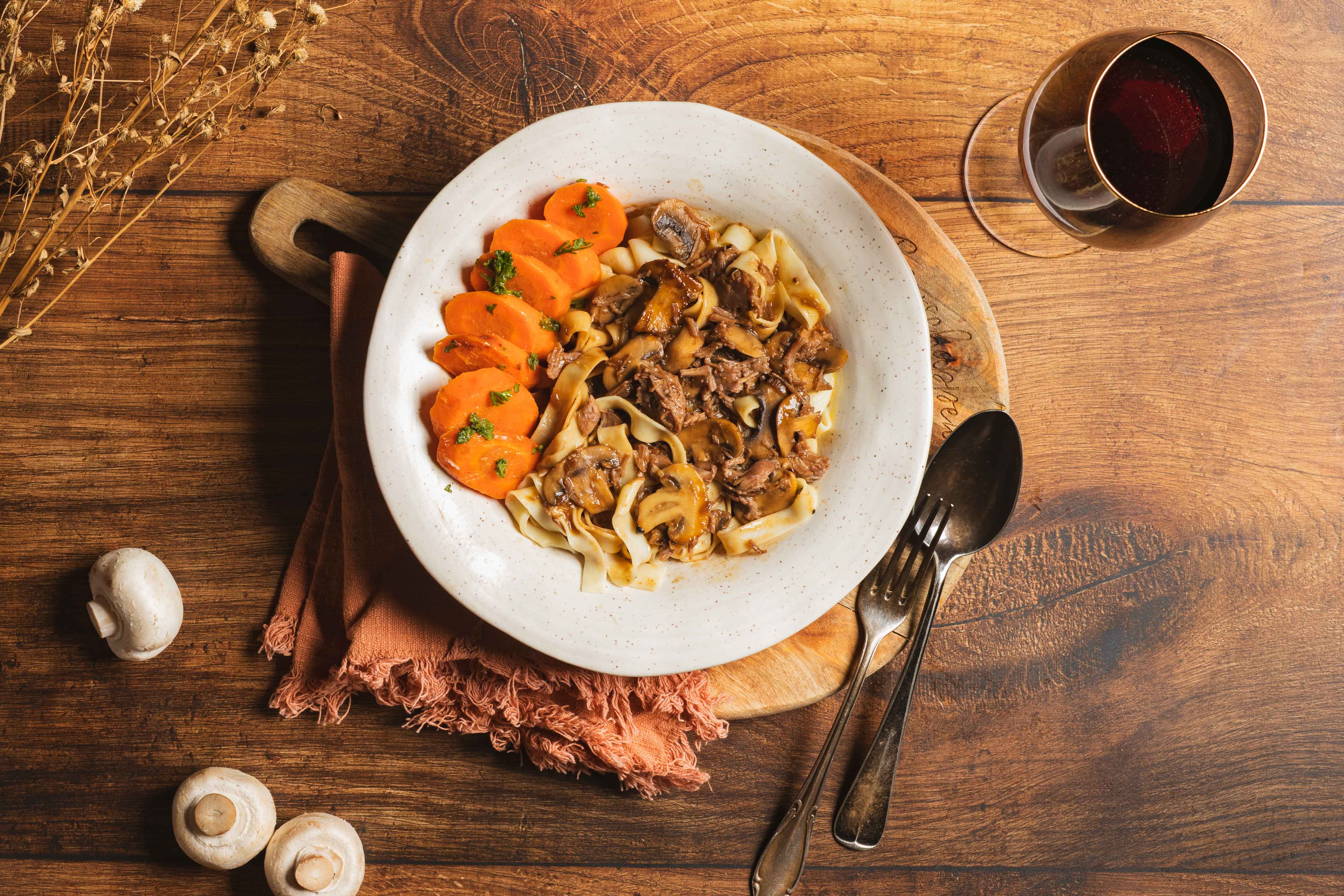 Tagliatelle met champignonsaus en hazelnoten