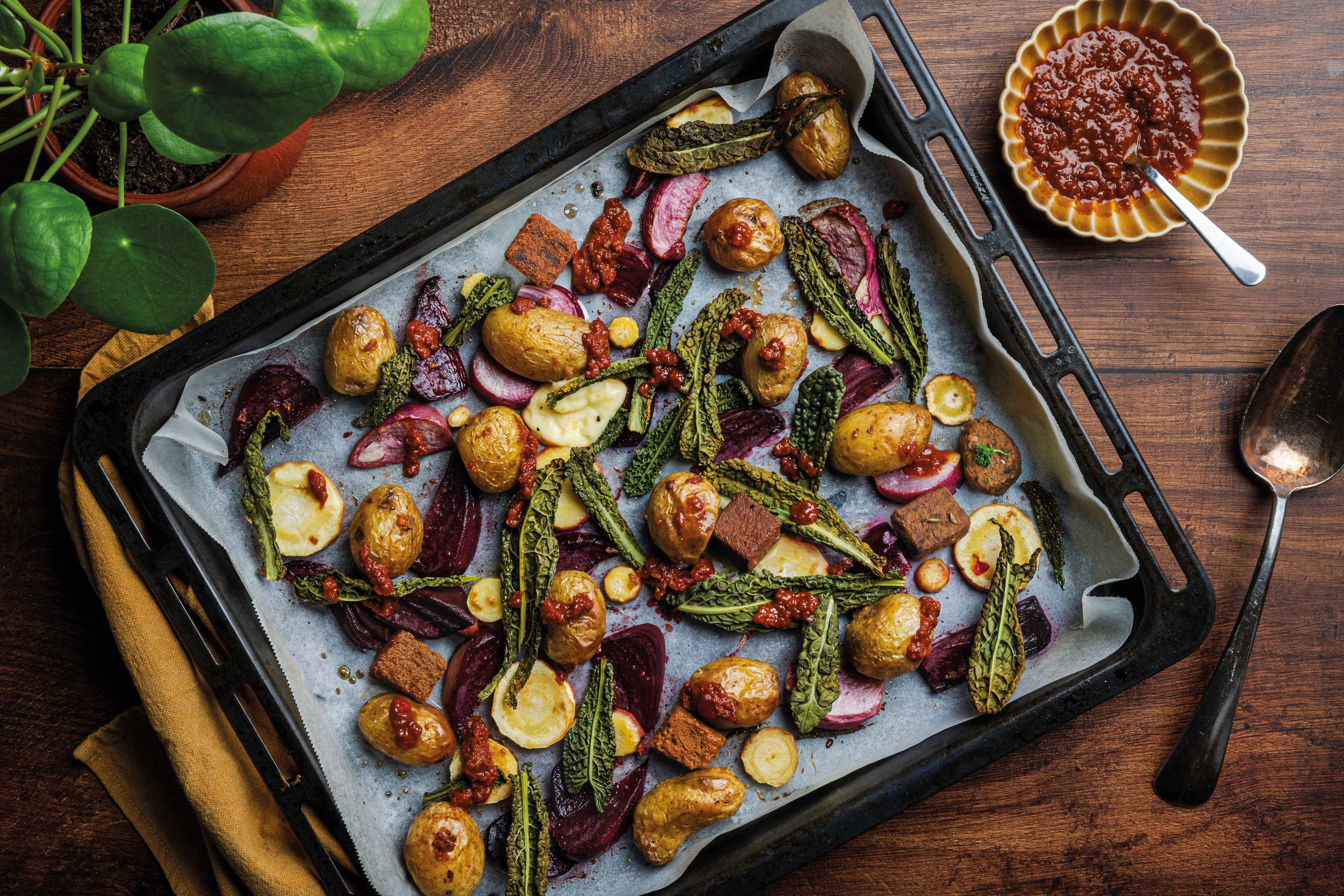 Traybake met pastinaak, palmkool, seitan