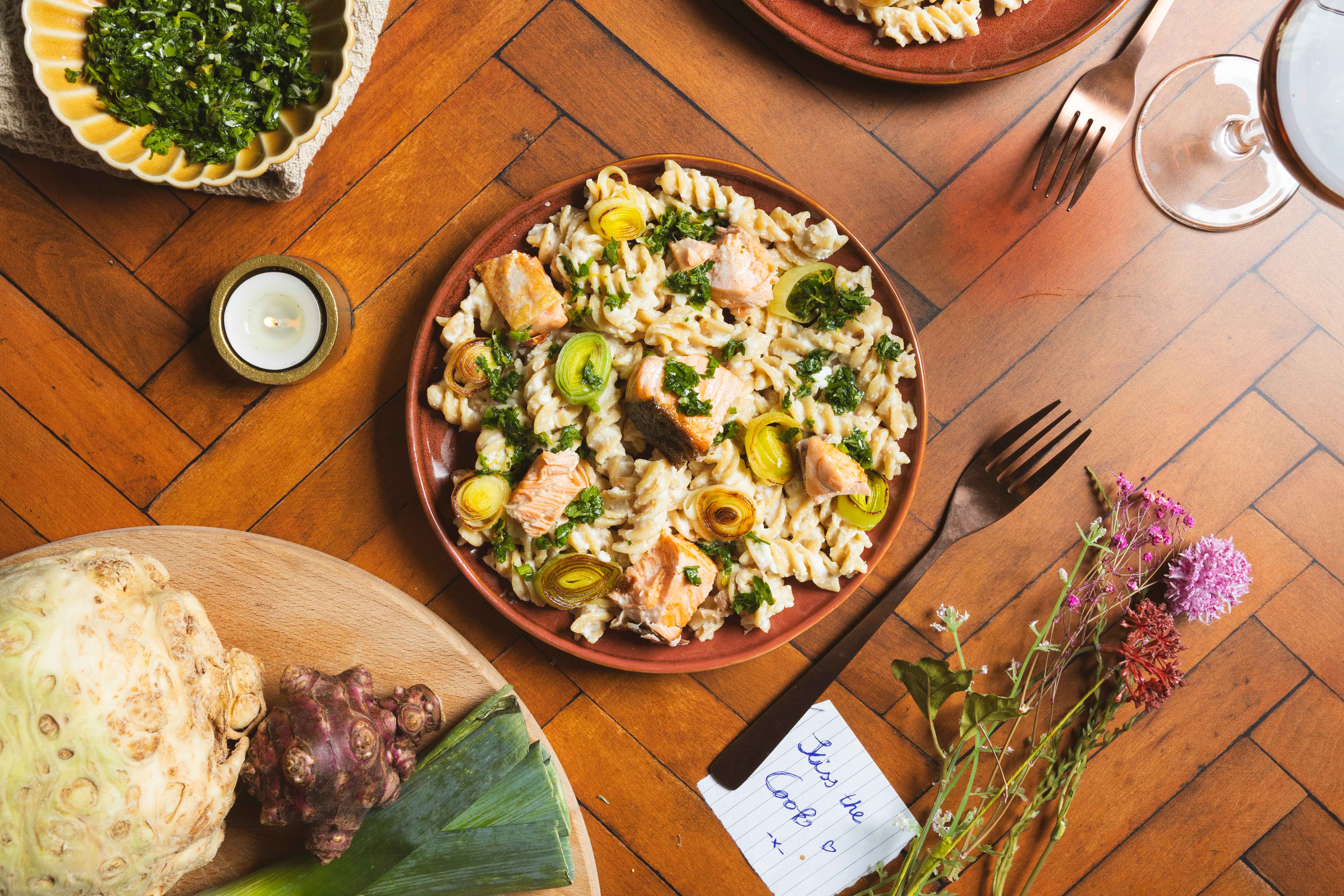 Fusilli met knolselderijsaus en gebakken zalm
