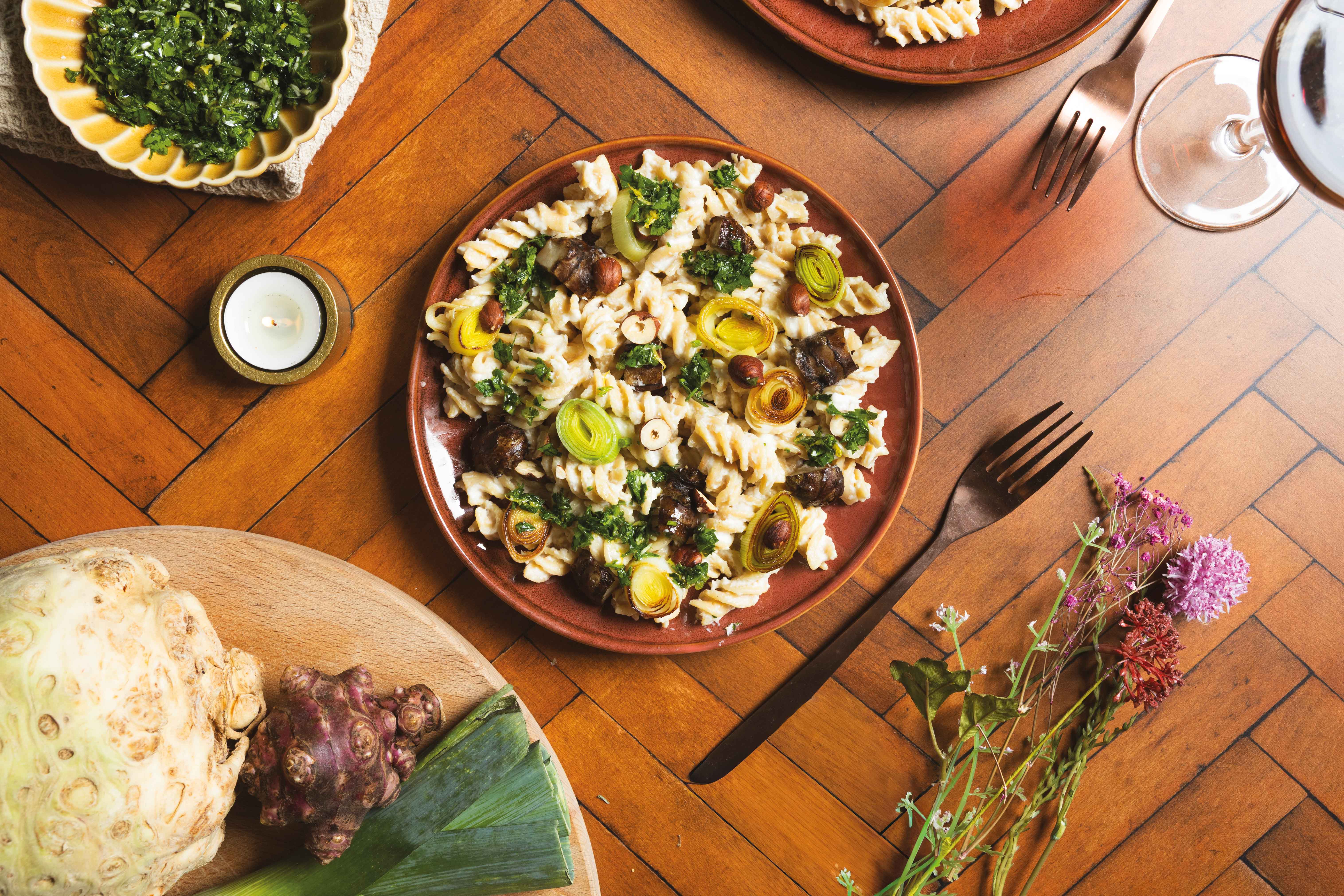 Fusilli met knolselderijsaus en hazelnoten