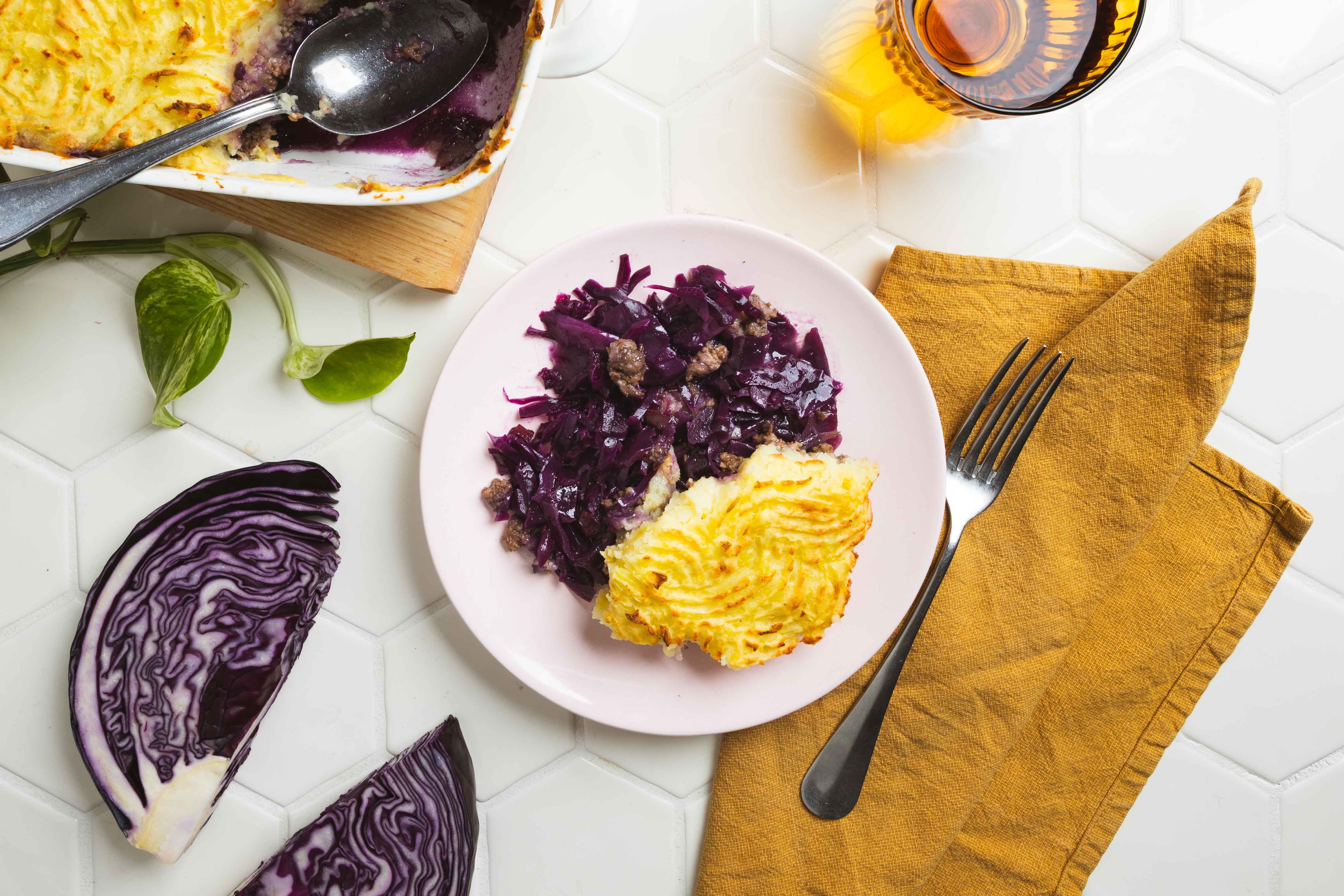 Ovenschotel met rode kool en gehakt